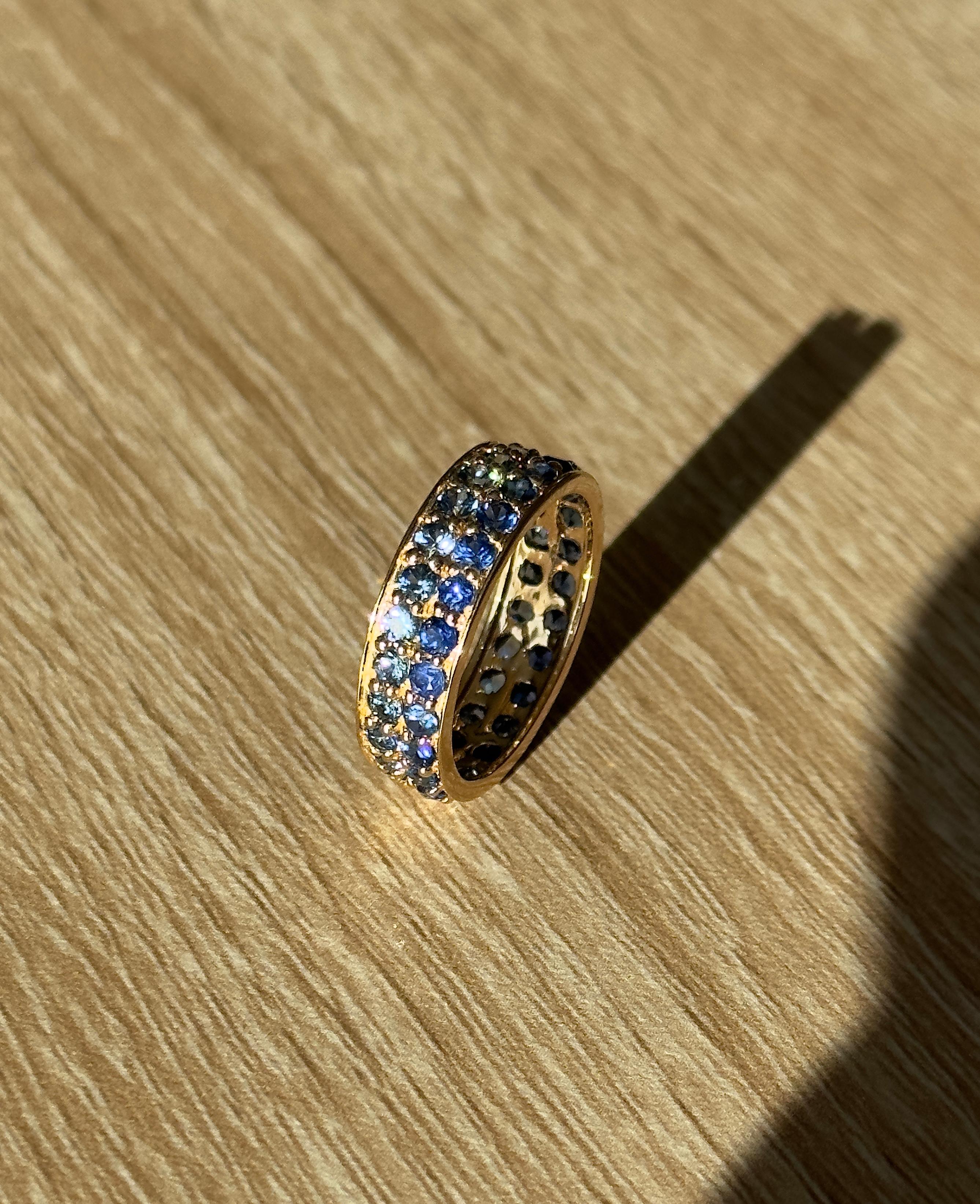 Anneau d'éternité en saphir, bague en or jaune 14 carats et saphir bleu naturel  en vente 4