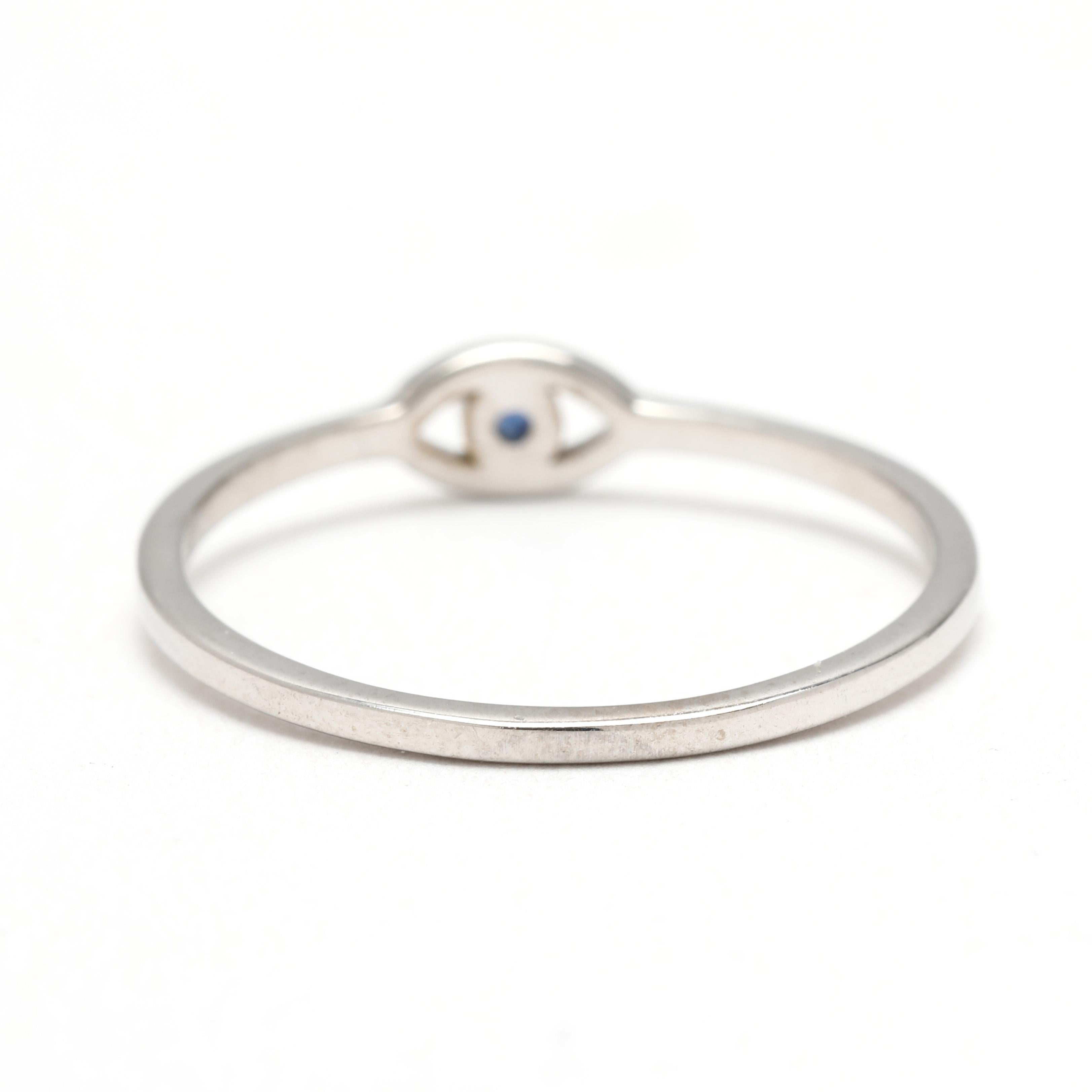 Taglio rotondo Anello a fascia con zaffiro, oro bianco 14k, misura 7 in vendita