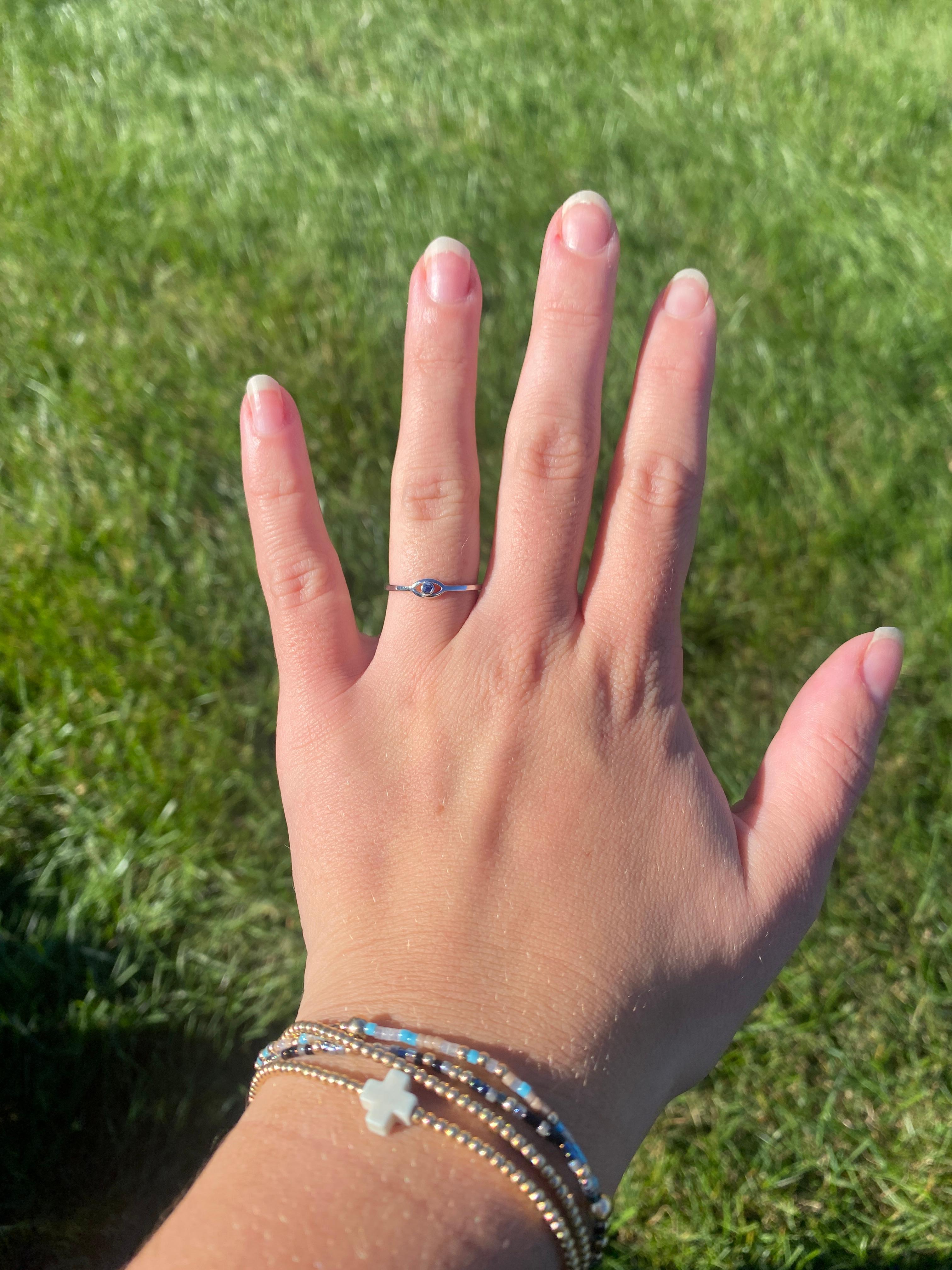 Anello a fascia con zaffiro, oro bianco 14k, misura 7 in vendita 1