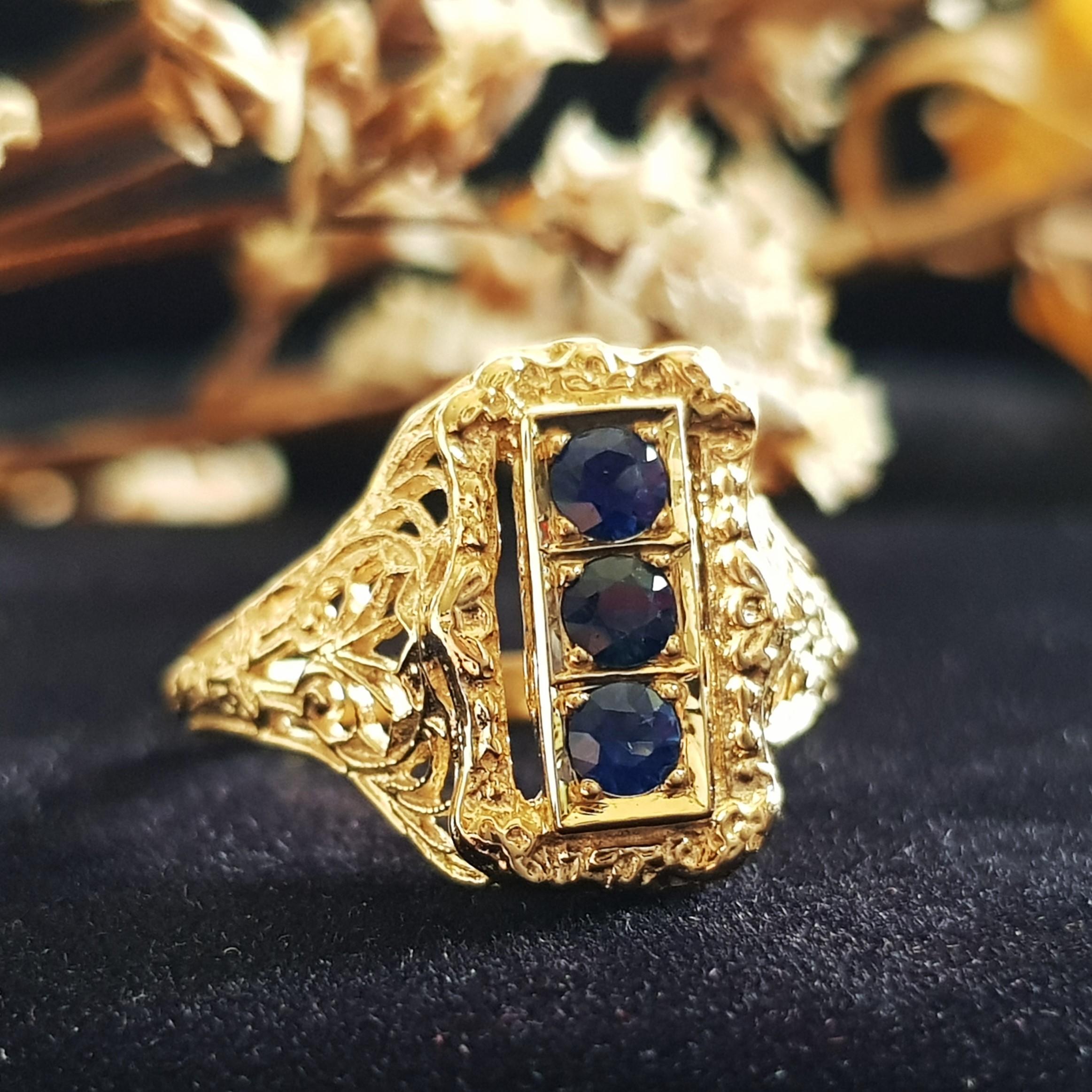 Filigraner Saphir-Ring mit drei Steinen aus massivem 14K Gelbgold 1