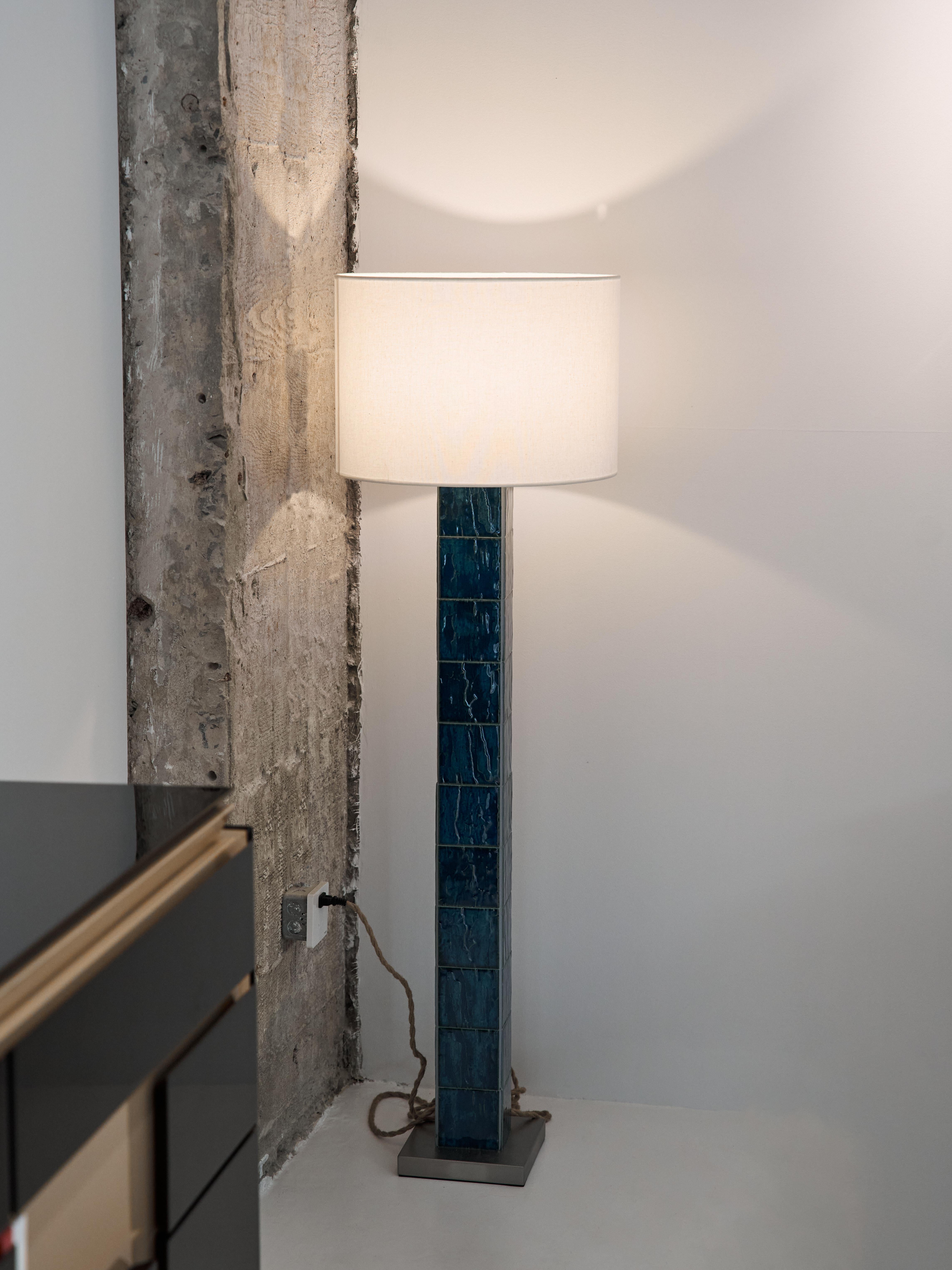 Lampada da terra Sapphire in mattoni fatti a mano e tessuto trasparente in lino di Artempo
Dimensioni: D. 44 x L. 44 x H. 140 cm.
Materiali: Mattone e lino.

Tutte le nostre lampade possono essere cablate a seconda del Paese. Se viene venduto negli