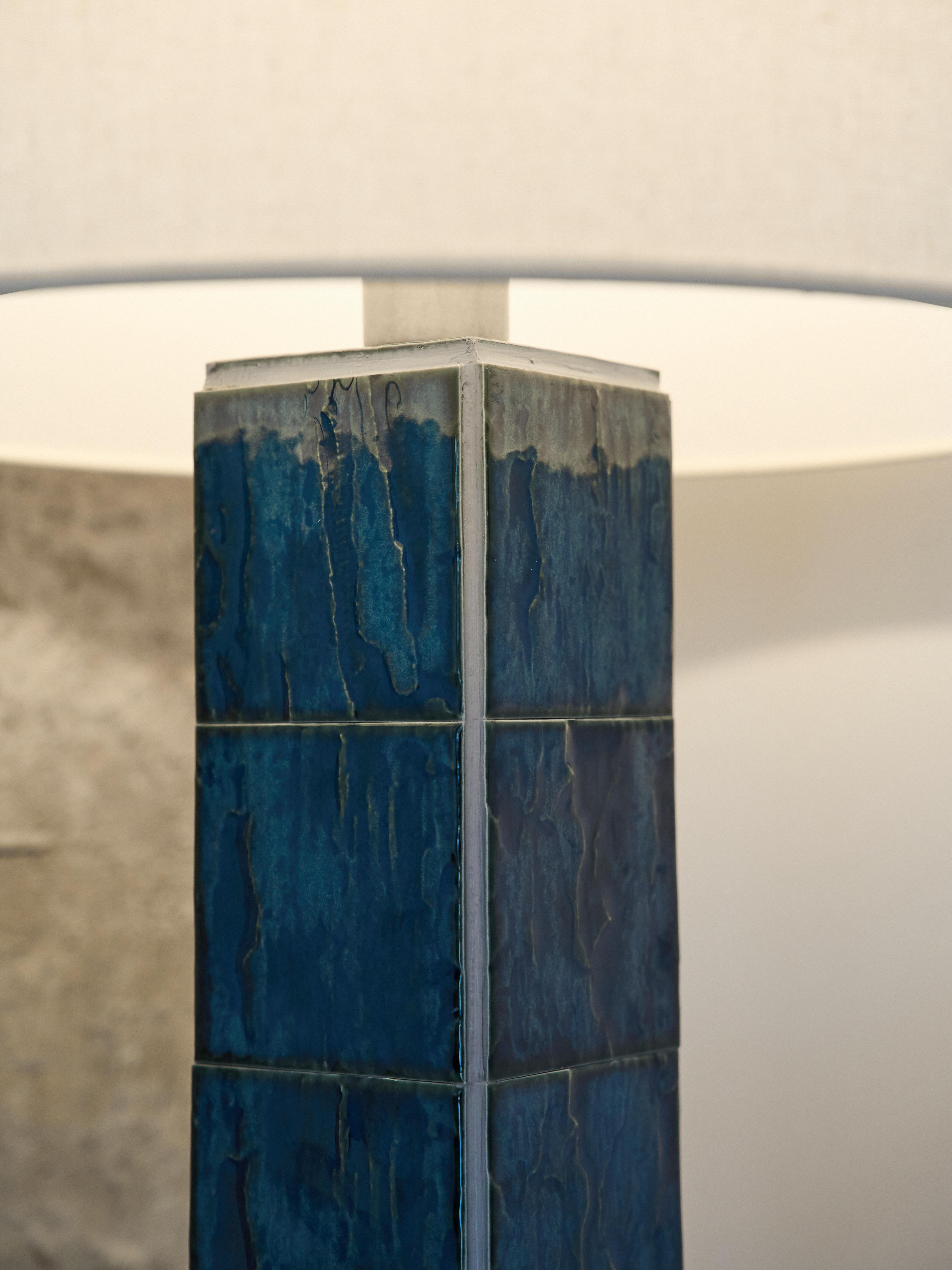 Moderno Lampada da terra Sapphire in mattoni fatti a mano e tessuto trasparente in lino di Artempo in vendita