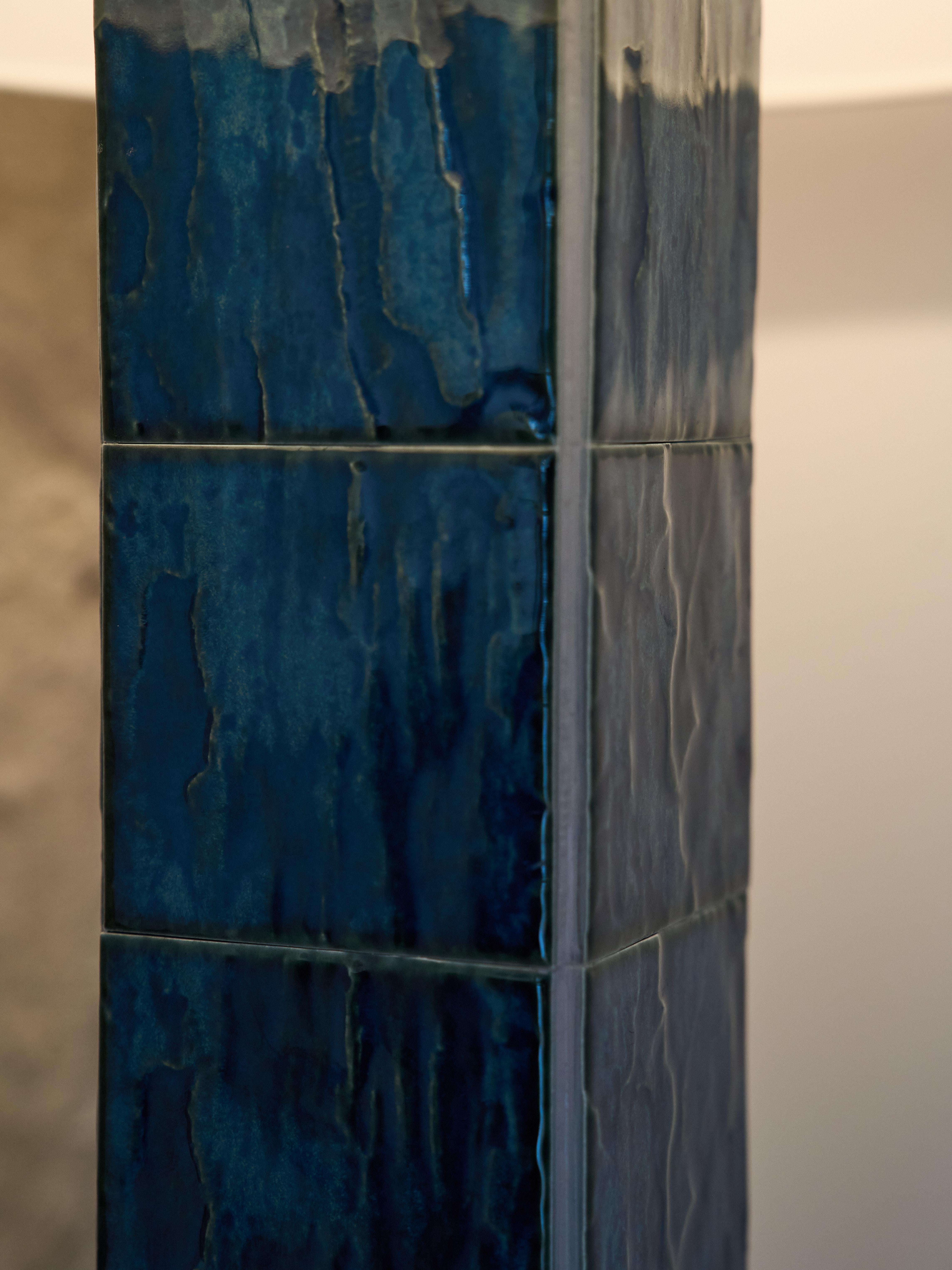 Cinese Lampada da terra Sapphire in mattoni fatti a mano e tessuto trasparente in lino di Artempo in vendita