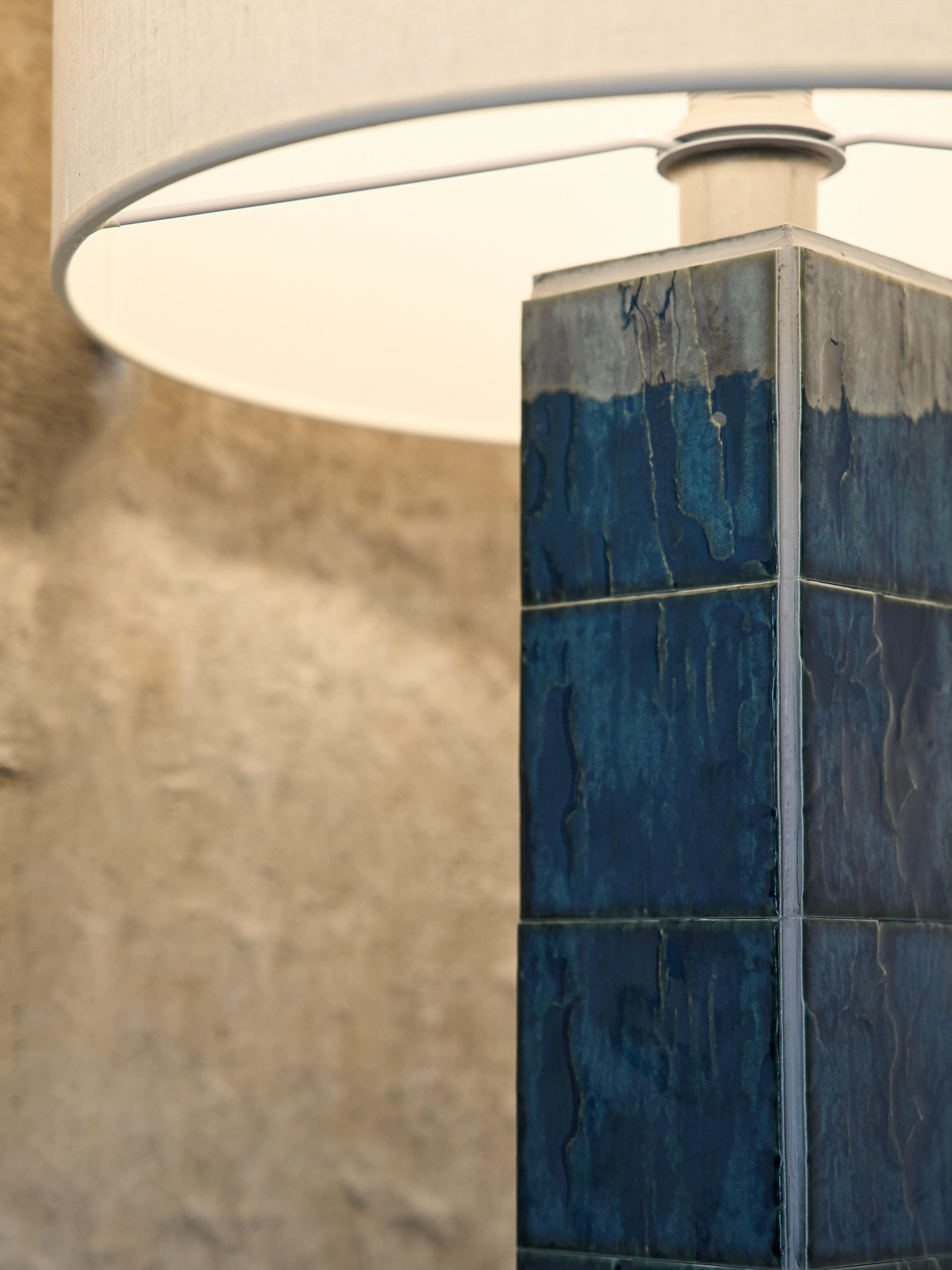 Lampada da terra Sapphire in mattoni fatti a mano e tessuto trasparente in lino di Artempo In condizioni Nuovo in vendita a Geneve, CH