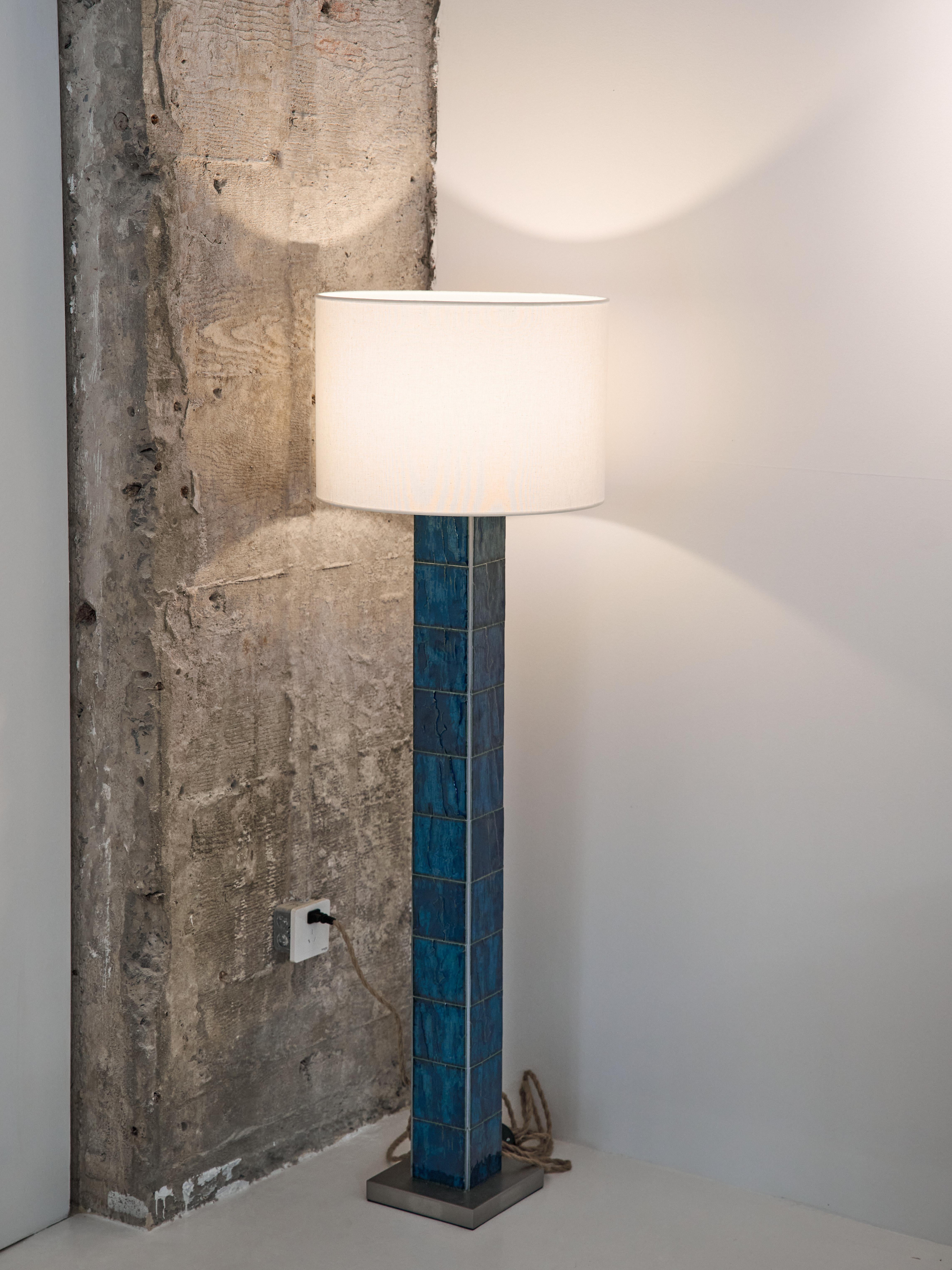 Lino Lampada da terra Sapphire in mattoni fatti a mano e tessuto trasparente in lino di Artempo in vendita