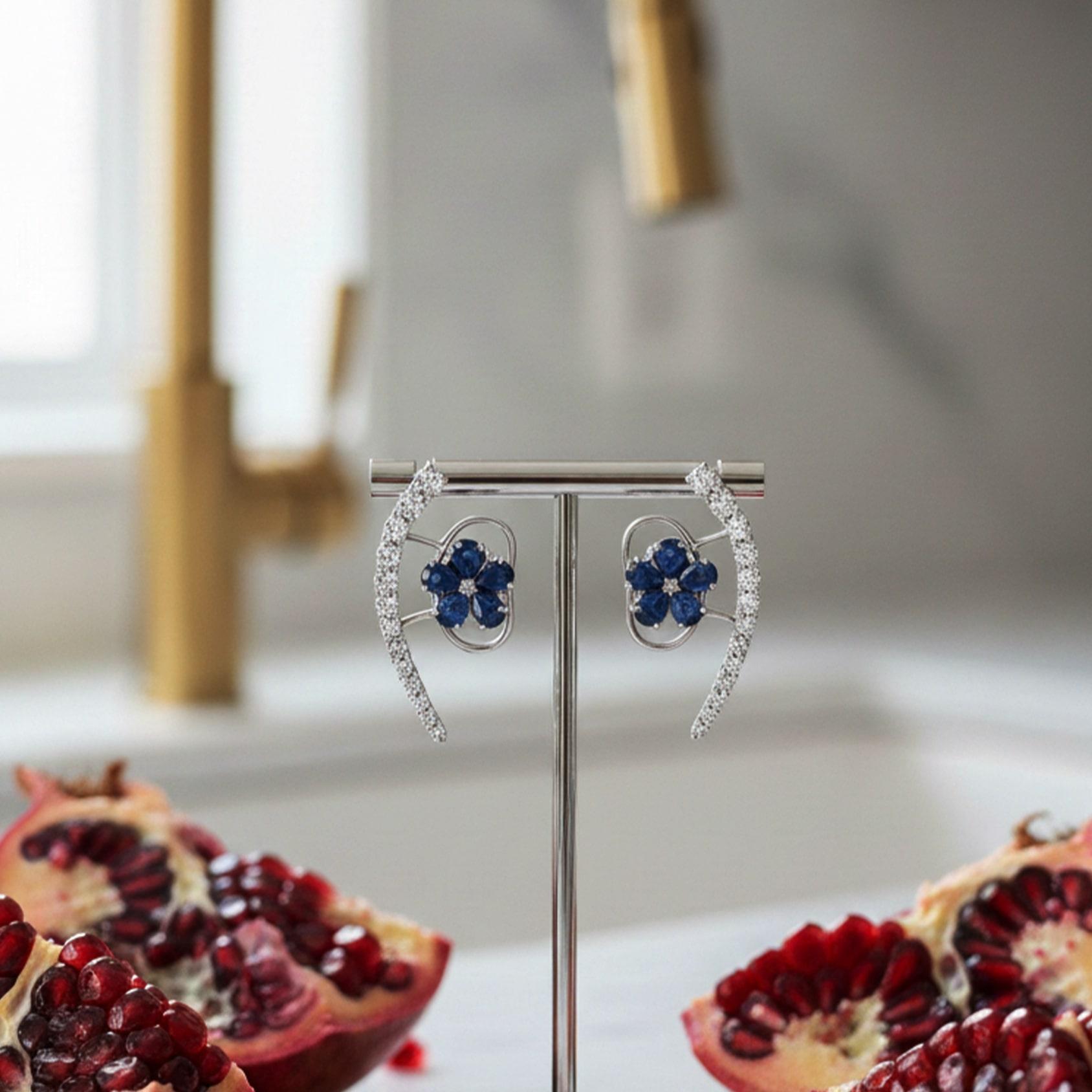 Moderne Boucles d'oreilles fleuries en or blanc 18 carats et diamants en vente