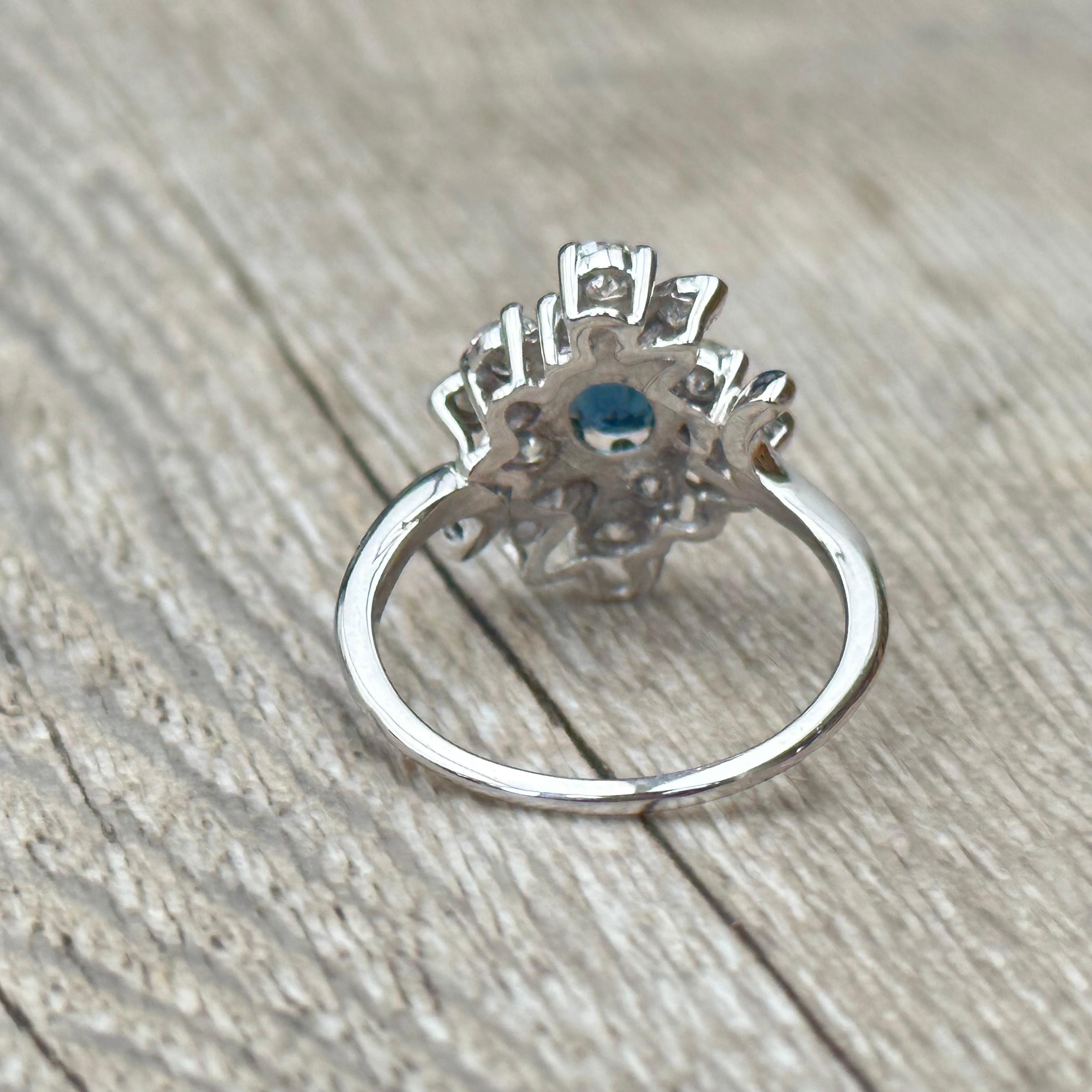 Women's Sapphire flower diamond ring in 18 carat gold For Sale