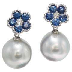 Boucles d'oreilles en goutte en or 18 carats avec fleur en saphir, diamant et perle des mers du Sud de 1,96 carat