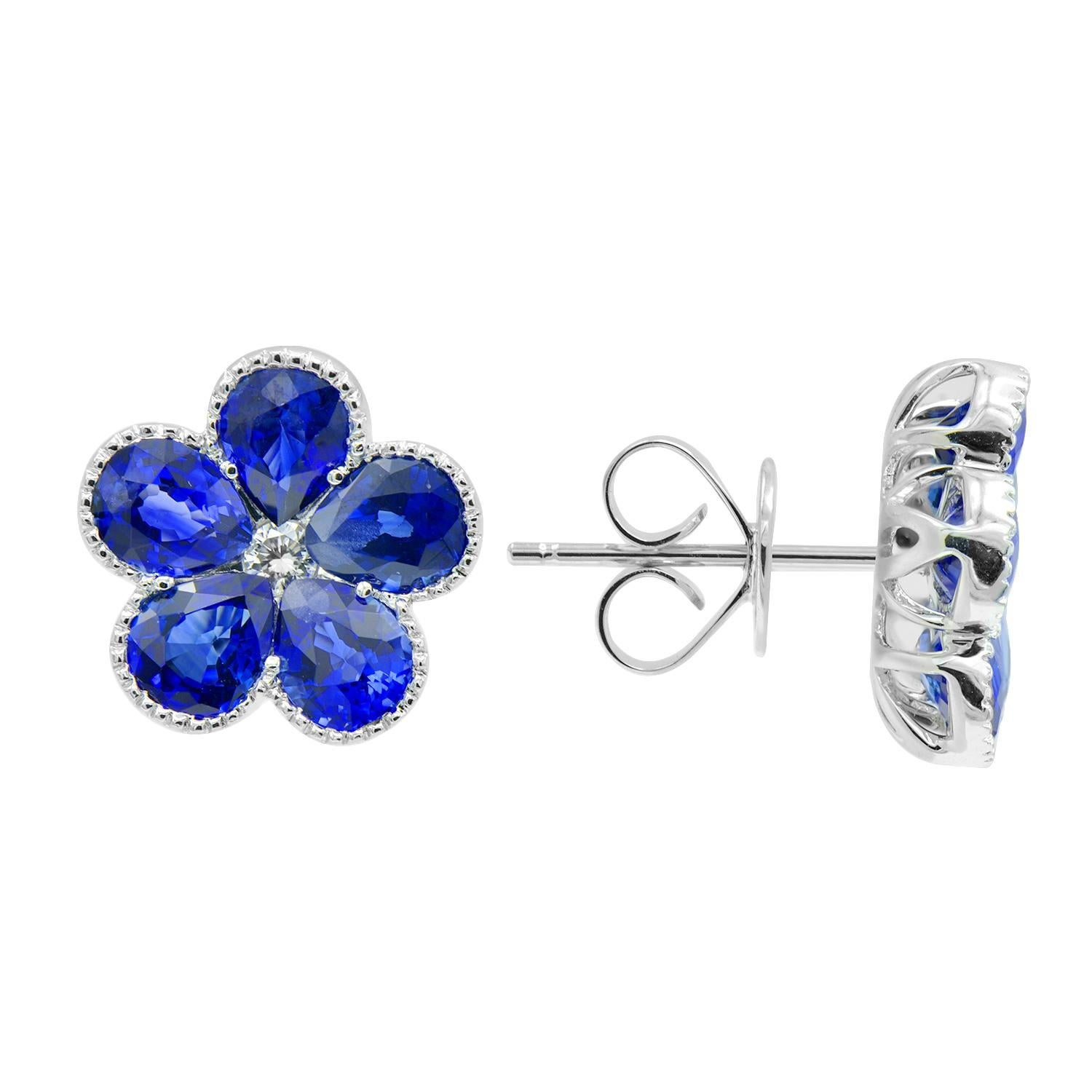 Diese wunderschönen Ohrringe bestehen aus 10 birnenförmigen Saphiren, die perfekt in Form einer Blume mit einem Diamanten in der Mitte gefasst sind. Die Saphire haben insgesamt 3,68 Karat und die Diamanten in der Mitte 0,07 Karat. Die Steine sind in