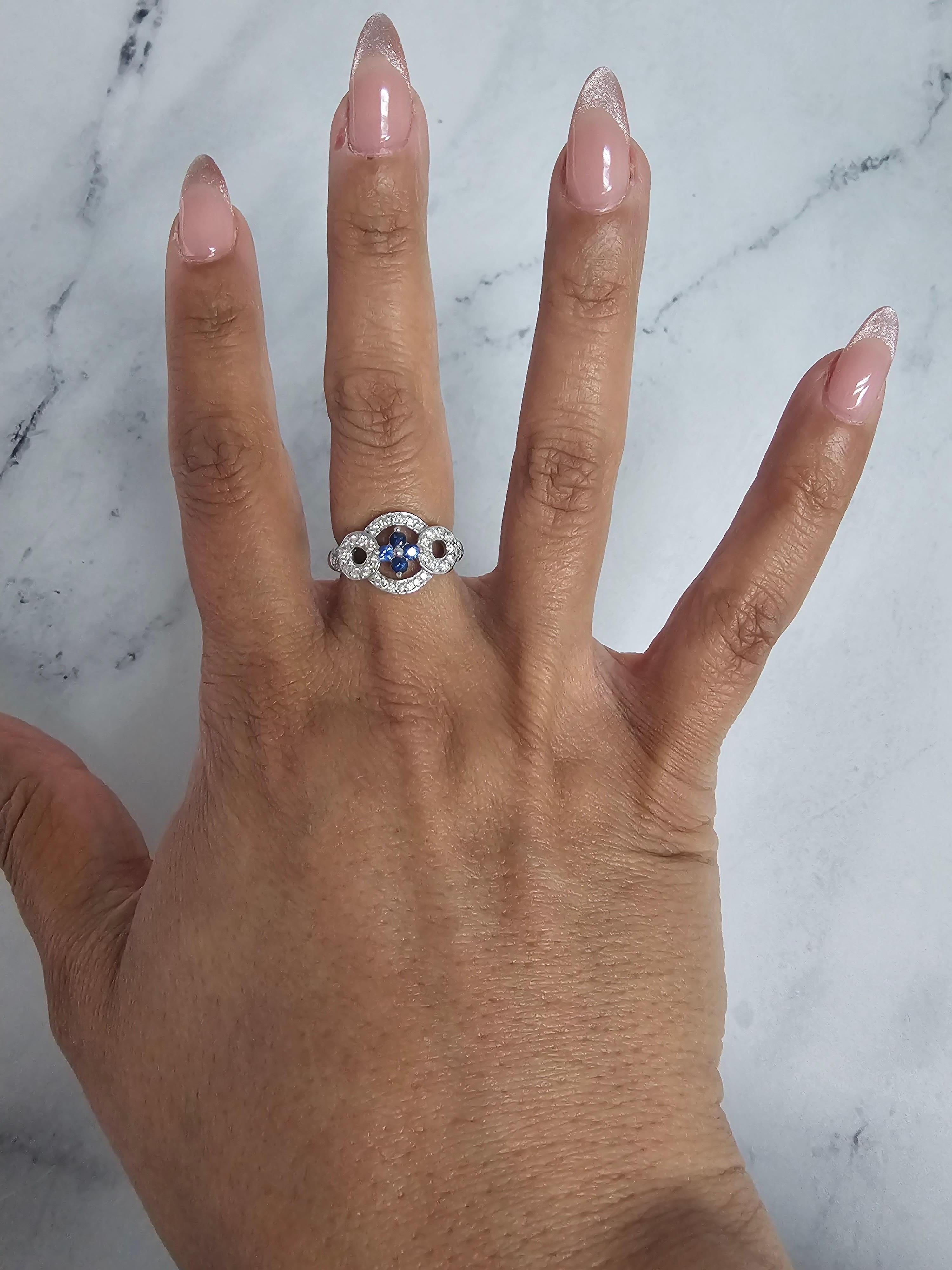 Saphir-Blume mit Diamant-Akzenten im Vintage-Stil aus 14k Weißgold (Rundschliff) im Angebot