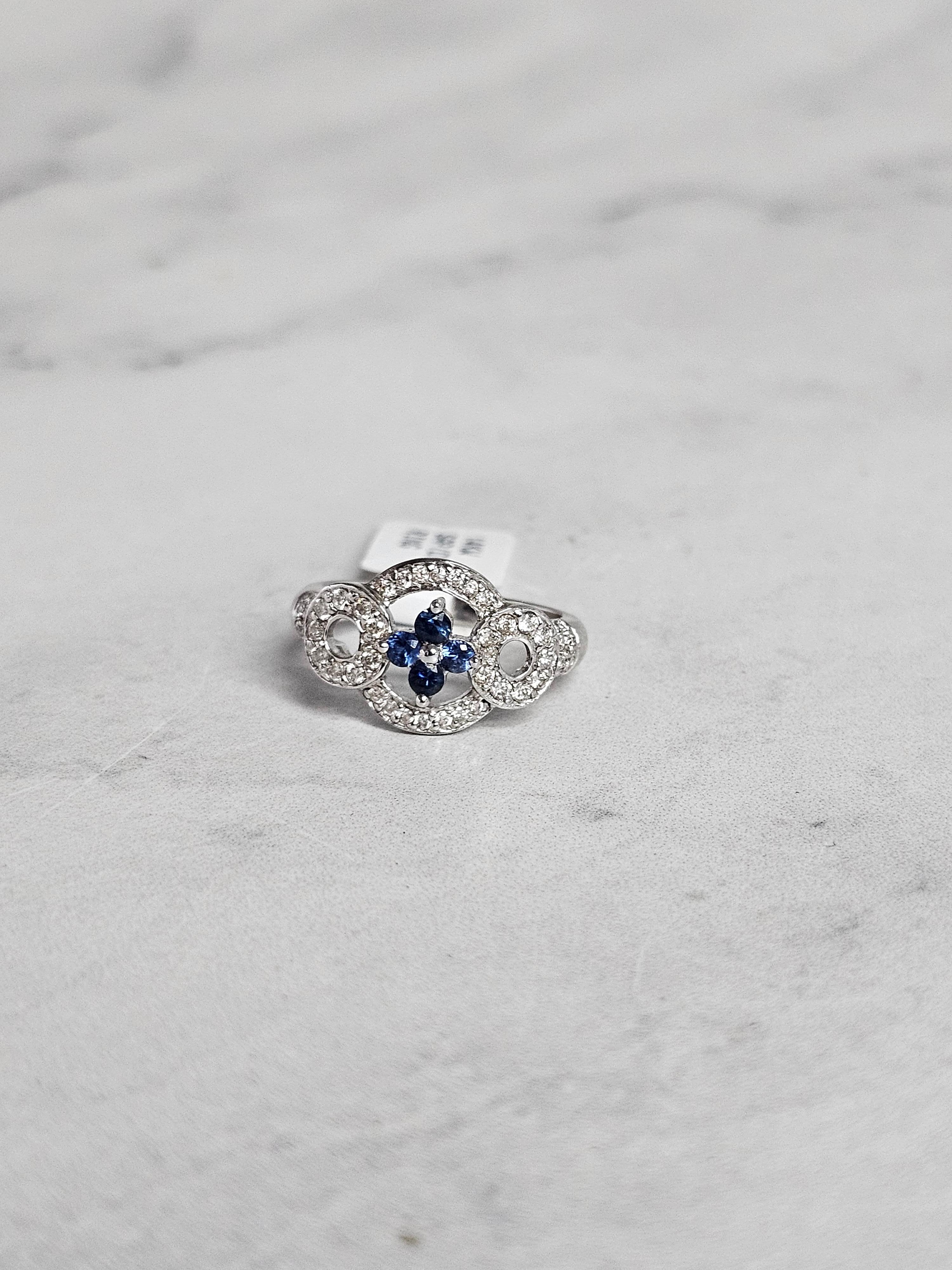Saphir-Blume mit Diamant-Akzenten im Vintage-Stil aus 14k Weißgold im Zustand „Neu“ im Angebot in Sugar Land, TX