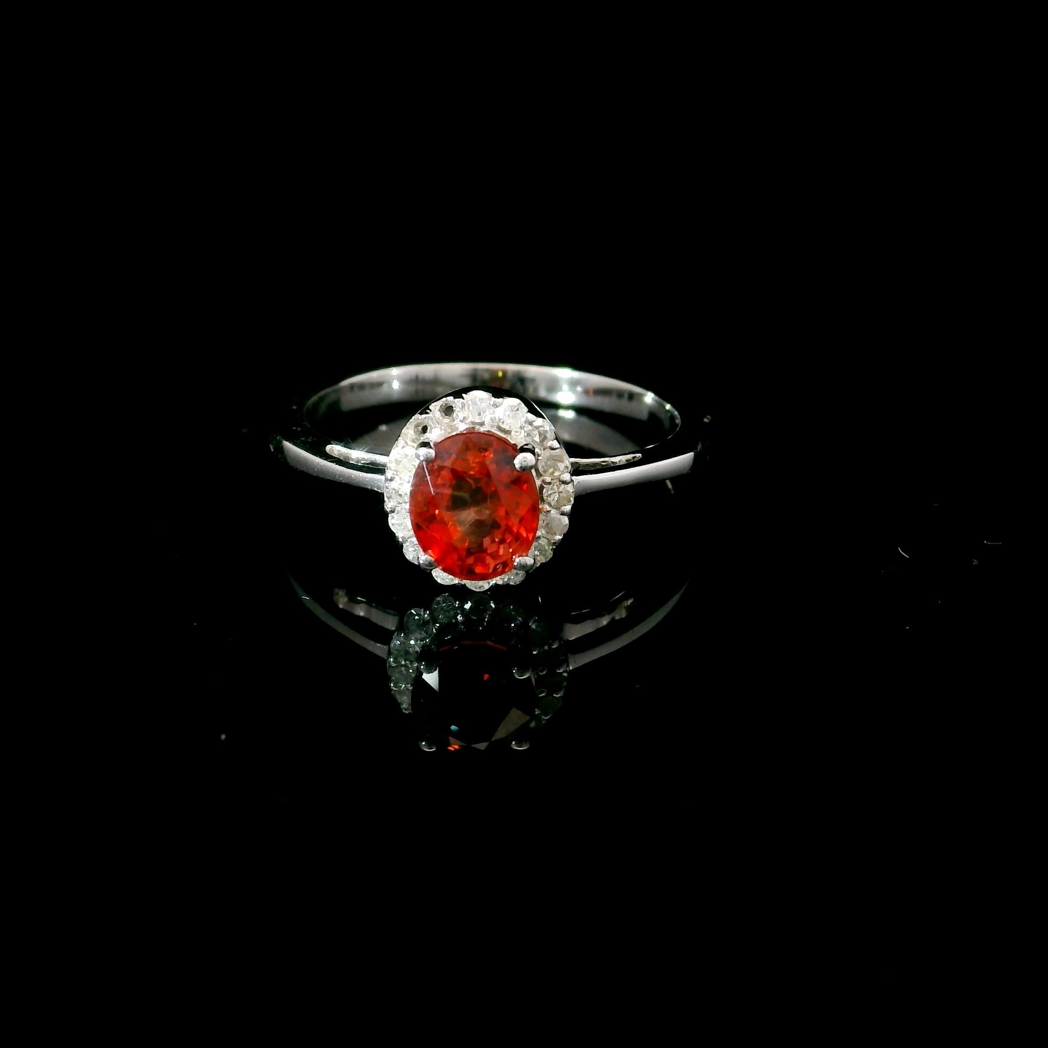 18kt Weißgold Saphir Edelstein Ring
  
  Goldfarbe und Karat: Weißgold 18kt
  Gewicht: 2.67 Gramm
  
  Satz mit...
  Steinart: Saphir
  Die Form: Oval
  Karat: 1,19 ct
  Farbe: Roter Saphir Edelstein 
  
  Umliegende Steine: Diamanten
 1) Weiße
