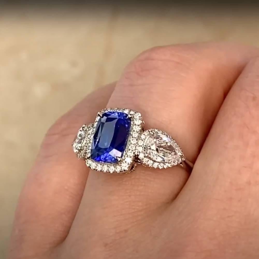 Questo squisito anello presenta uno zaffiro naturale con taglio a cuscino allungato, certificato GIA e proveniente dallo Sri Lanka, che si distingue per l'assenza di trattamento termico, una caratteristica rara e molto desiderata che mette in