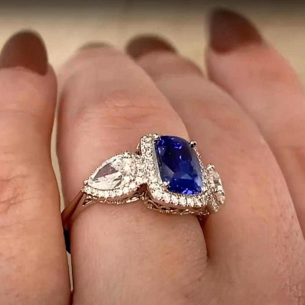 Taglio cuscino Anello con zaffiro (GIA circa 3,00 carati) e diamante (circa 1,00 carati), platino in vendita