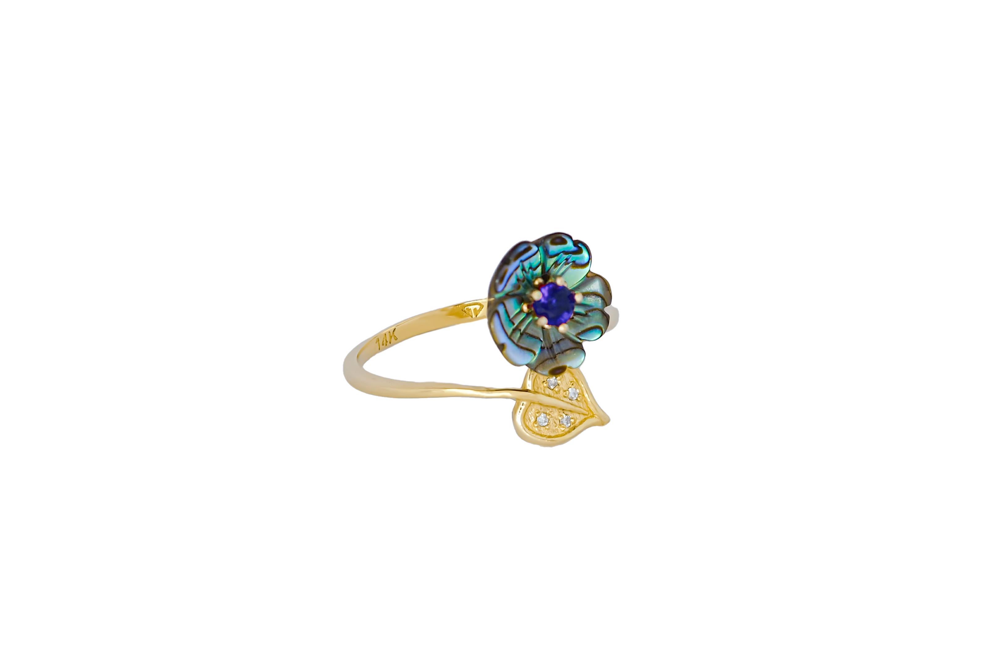 Round Cut Royal blue gemstone 14k  gold ring. For Sale
