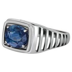 Sapphire gold ring. 