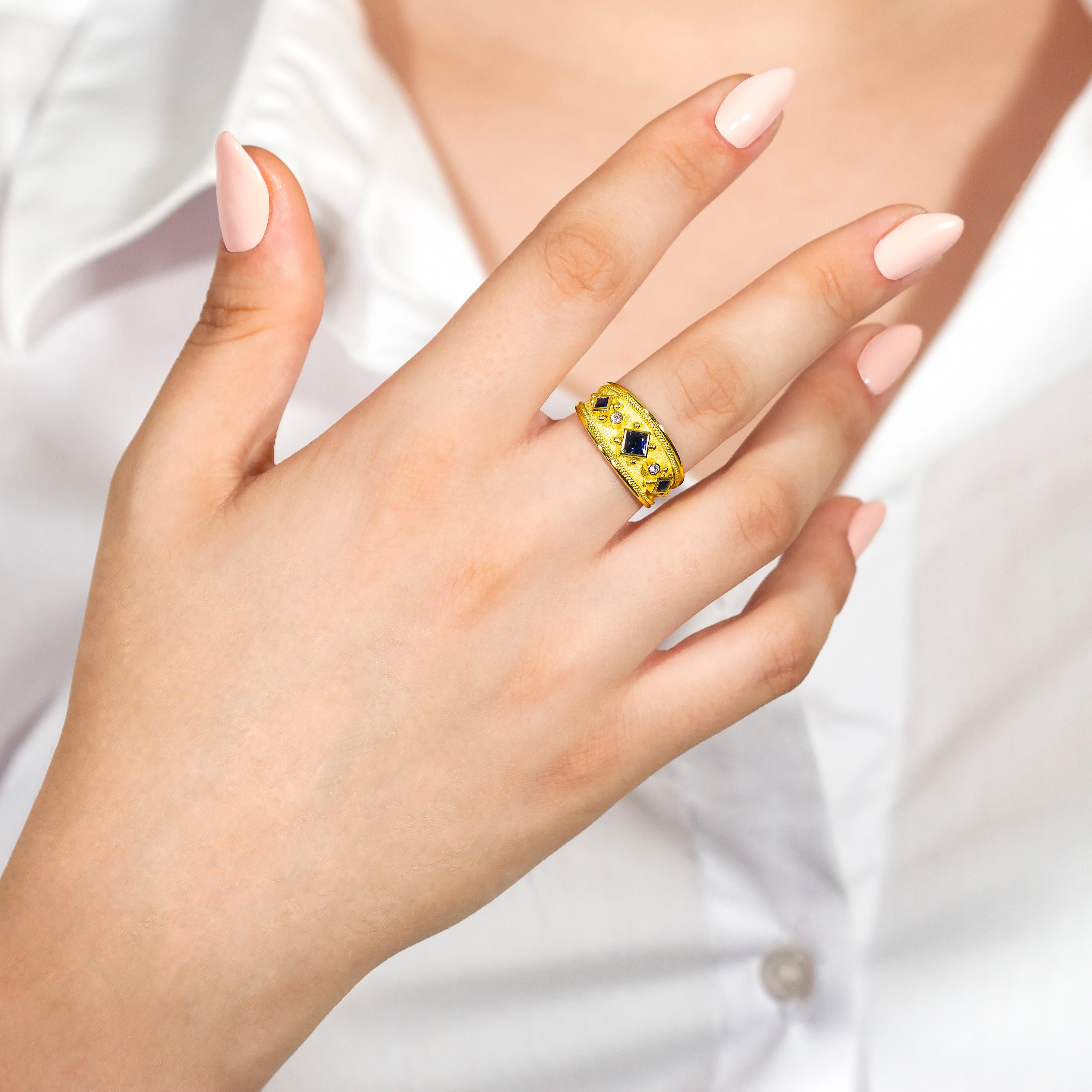 Dieser exquisite Saphir-Goldring ist ein echter Hingucker. Aus reinem Gold gefertigt und mit schillernden Diamanten besetzt, strahlt er Raffinesse und Luxus aus. Die perfekte Verbindung von modernem Design und zeitloser Eleganz macht ihn zu einem