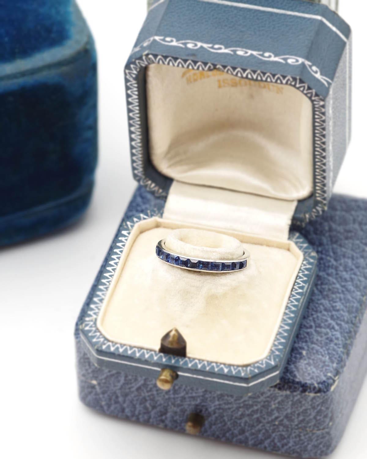 Anello di mezza eternità con zaffiro in platino e oro 18 carati, zaffiri naturali in vendita 1