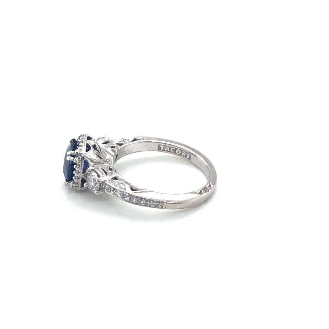 Anello Tacori con zaffiro e diamante a raggiera in oro bianco 14K
L'anello presenta uno zaffiro taglio cuscino di 6,5x6,5 mm.
Taglia 5.5
6,5 grammi