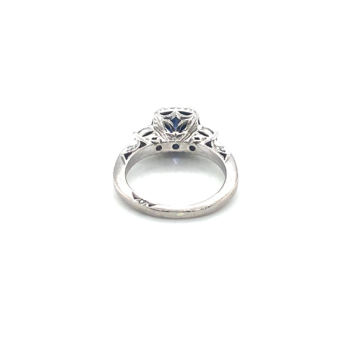 Taglio cuscino Anello Tacori con zaffiro e diamante aureolato in oro bianco 14 carati in vendita