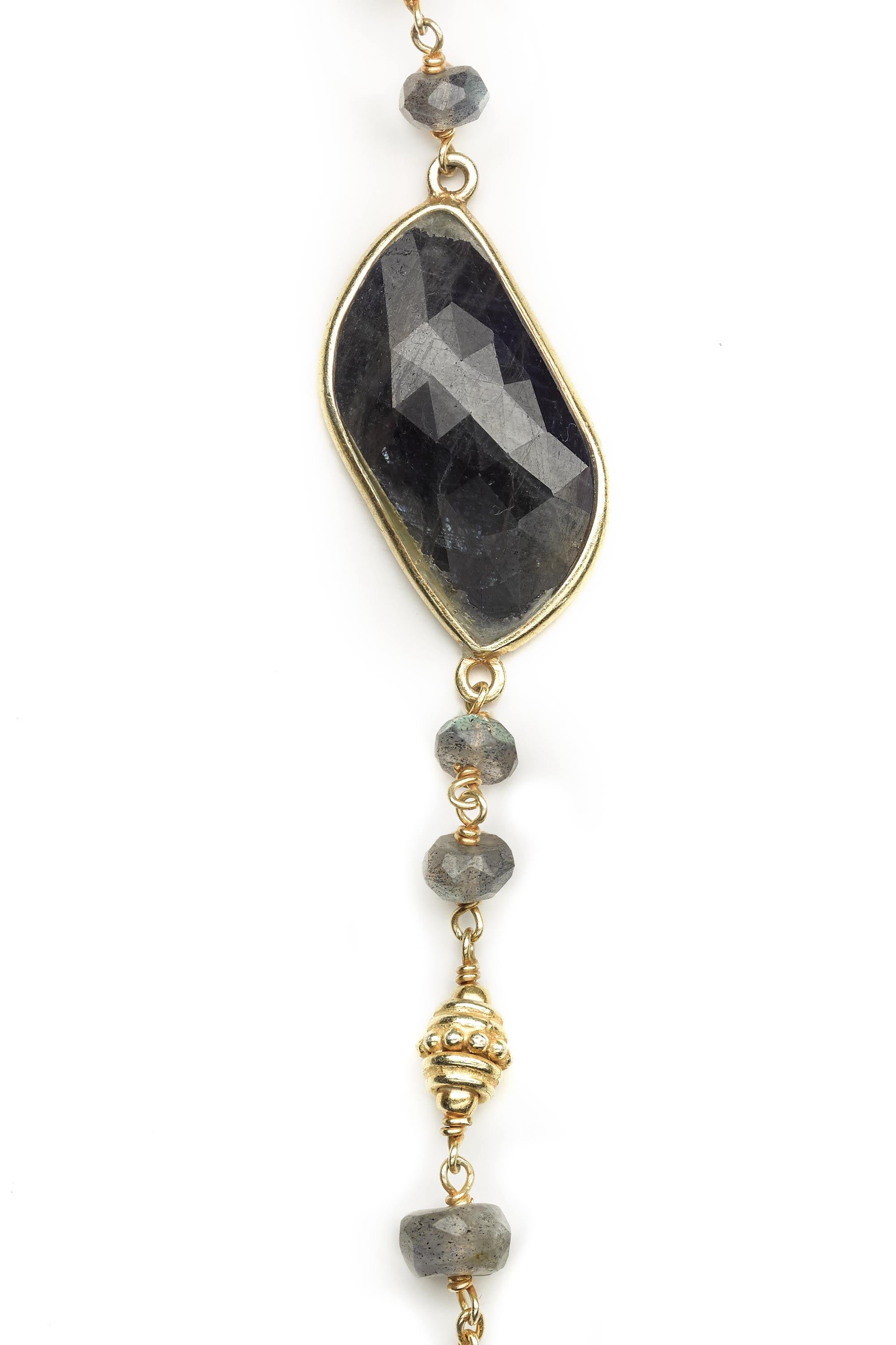 Moderno Collana a catena con zaffiro, labradorite e calcedonio in vermeil in vendita