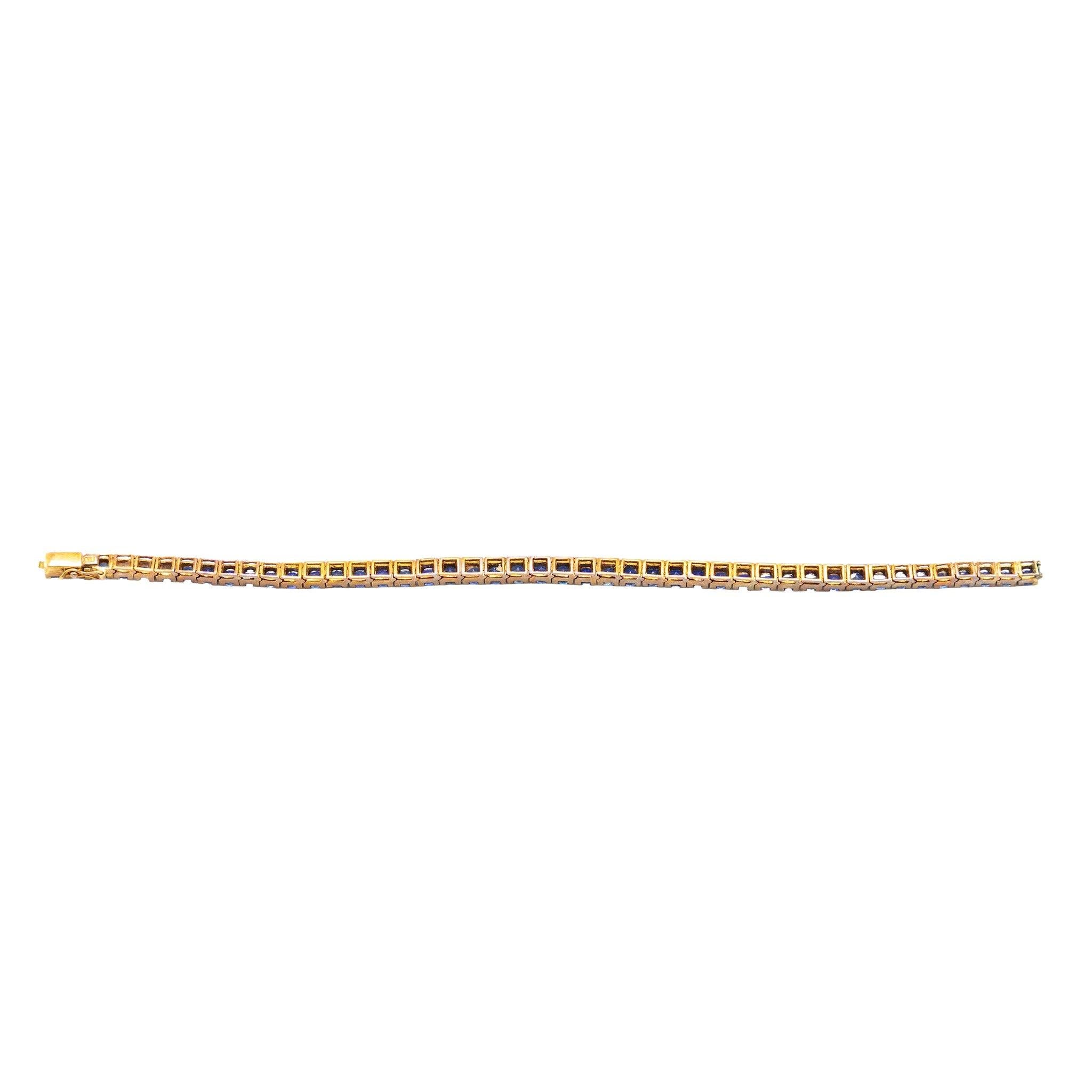 Expression raffinée du glamour minimaliste, ce bracelet ligne vintage est réalisé en or jaune 18 carats et serti de 45 saphirs naturels de taille ronde dans un design continu et articulé. Les saphirs bleus éclatants rayonnent d'une brillance