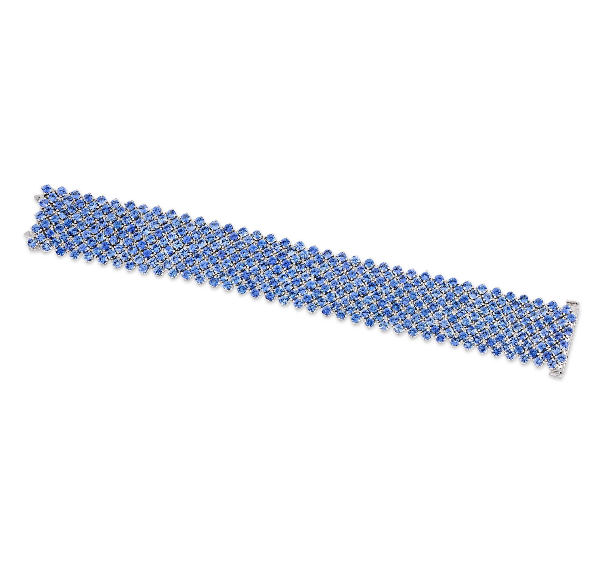 De diseño clásico y elegante, esta extraordinaria pulsera deslumbra con 342 zafiros azules que suman 44,60 quilates. Cada zafiro ha sido bellamente emparejado para crear un flujo perfecto de piedras preciosas. La pulsera va acompañada de un informe