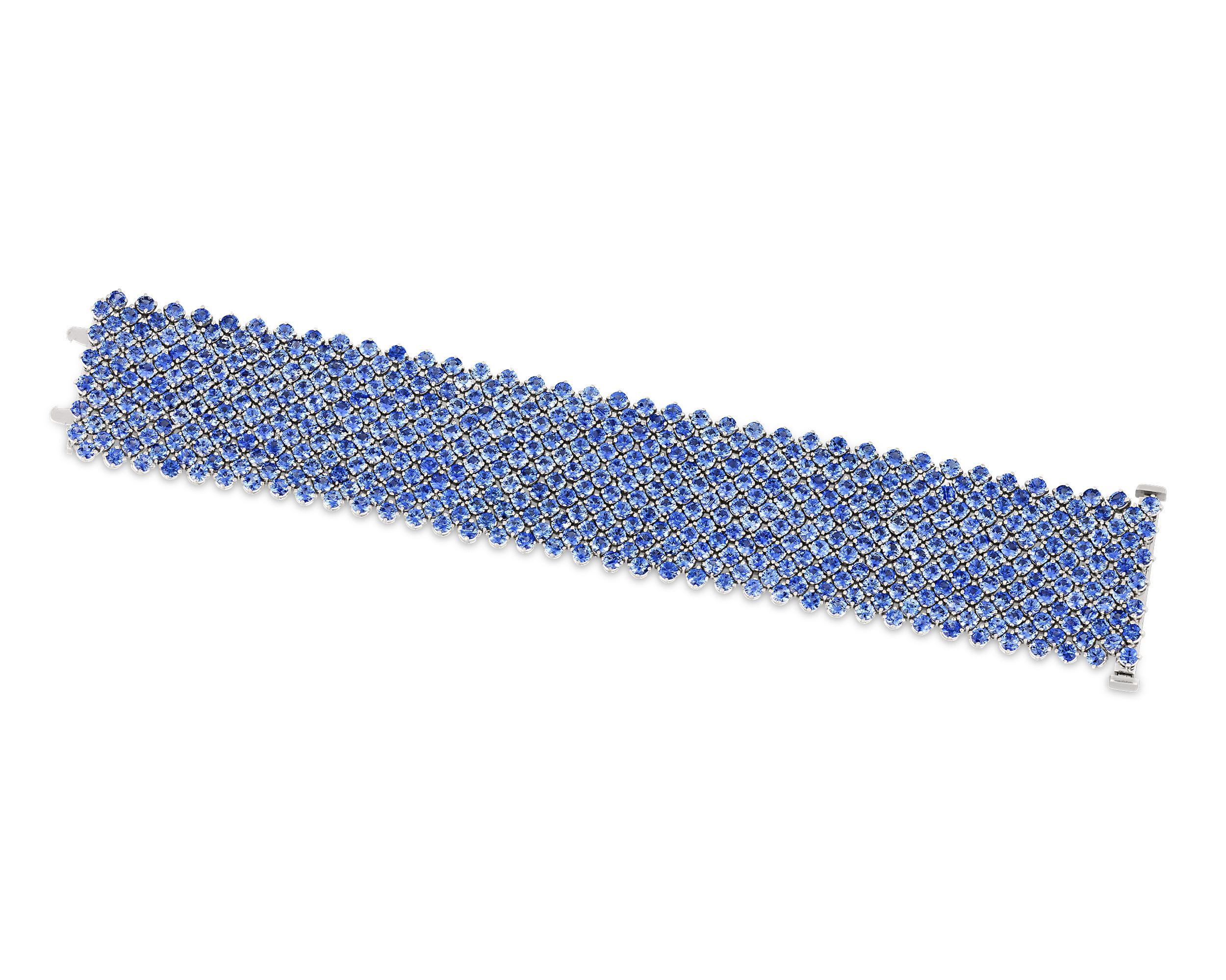 Les 494 saphirs bleus veloutés de ce bracelet séduisant cascadent comme de l'eau autour du poignet. Certifiés par C.I.C., ces bijoux remarquables proviennent de Ceylan et de Madagascar et totalisent 62,73 carats, d'une teinte très recherchée.