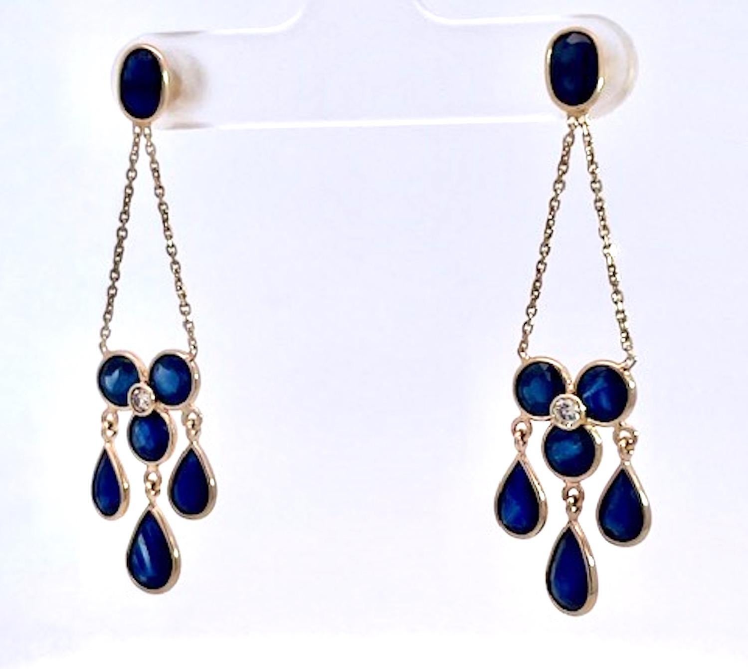 J'adore ces boucles d'oreilles.  Ils sont réalisés en or jaune 18 carats et présentent des saphirs ronds, ovales et en poire d'une taille totale de 7,21 carats, des diamants ronds et brillants d'une taille approximative de 0,12 carats H-I VS.  Ces