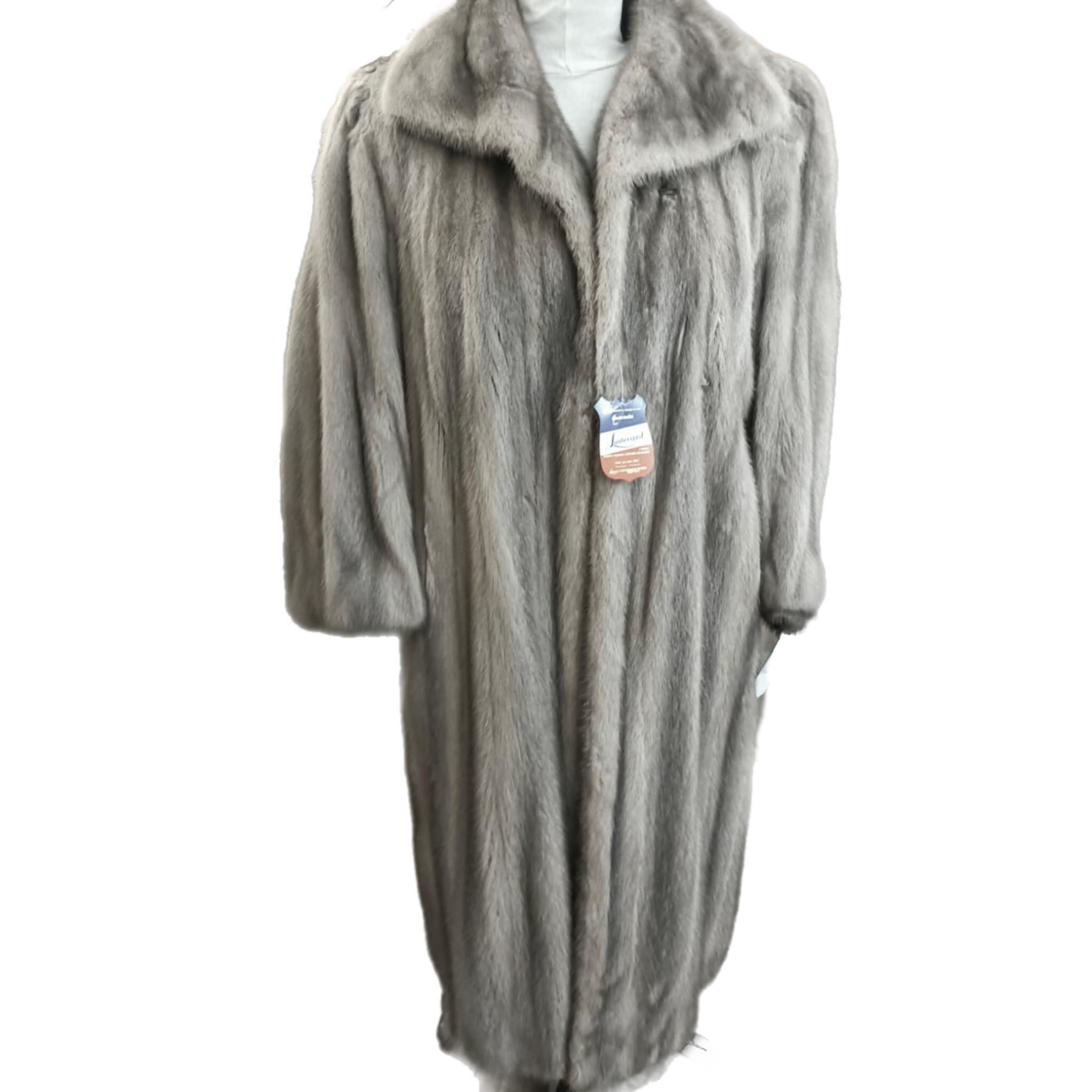 DESCRIZIONE : 52 PELLICCIA DI VISONE ZAFFIRO TAGLIA 12 M

Questo cappotto elegante in ottime condizioni ha un colletto sartoriale, polsini da principessa, chiusura con fibbie tedesche europee, tasche a fessura e fodera in raso di seta grigio,

Il