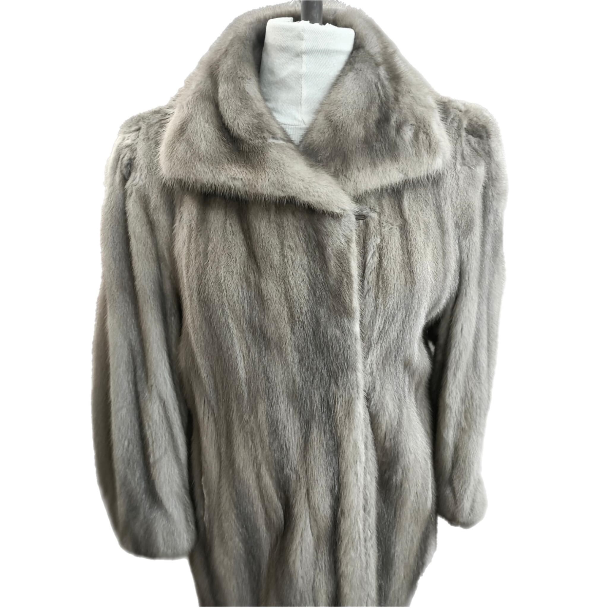 Sapphire Mink Fur Coat size 12 M In Excellent Condition For Sale In Montreal, Quebec