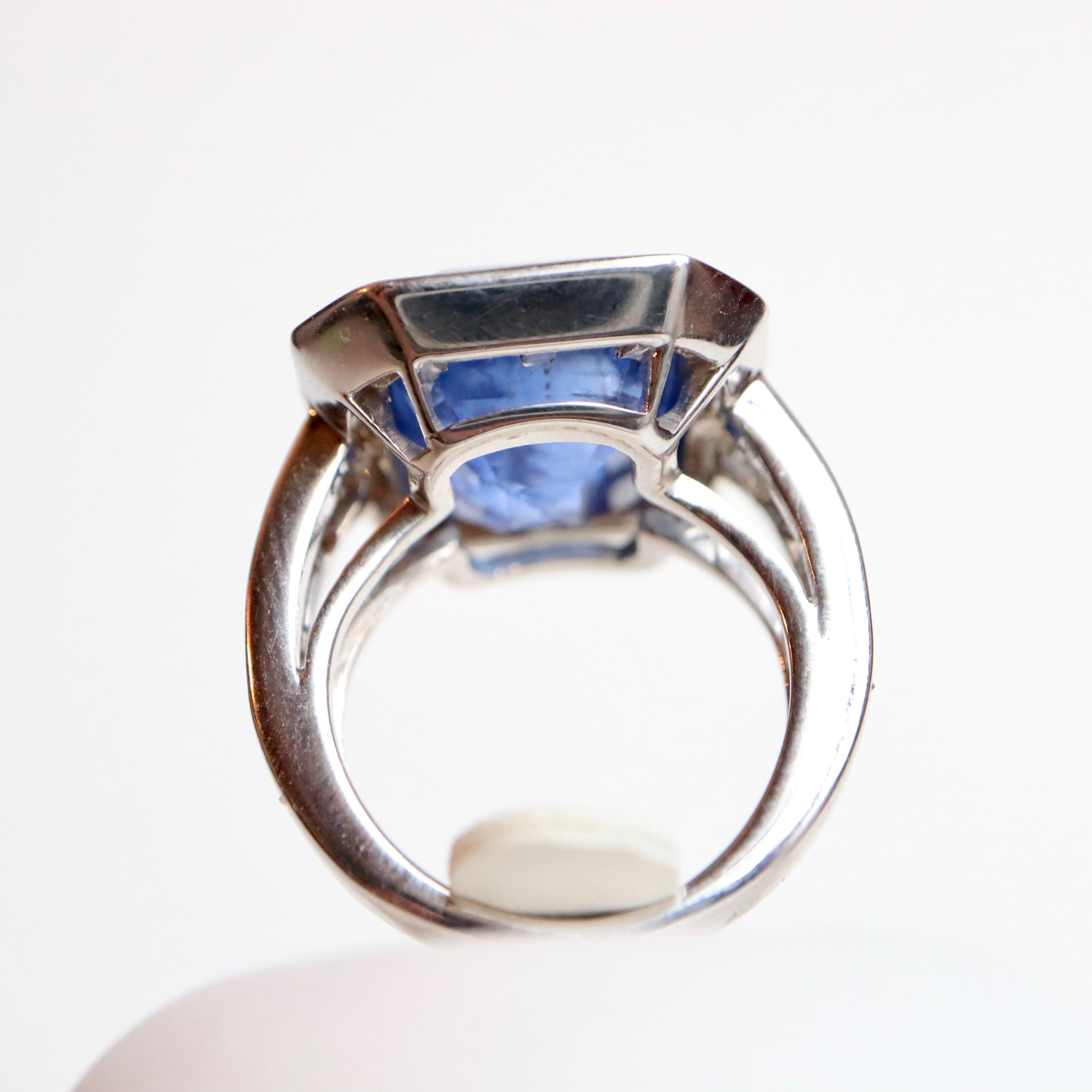 Sapphire Natural 17 Carats Ceylon Sapphire Ring on White Gold 18K with Diamonds In Good Condition For Sale In Paris, FR