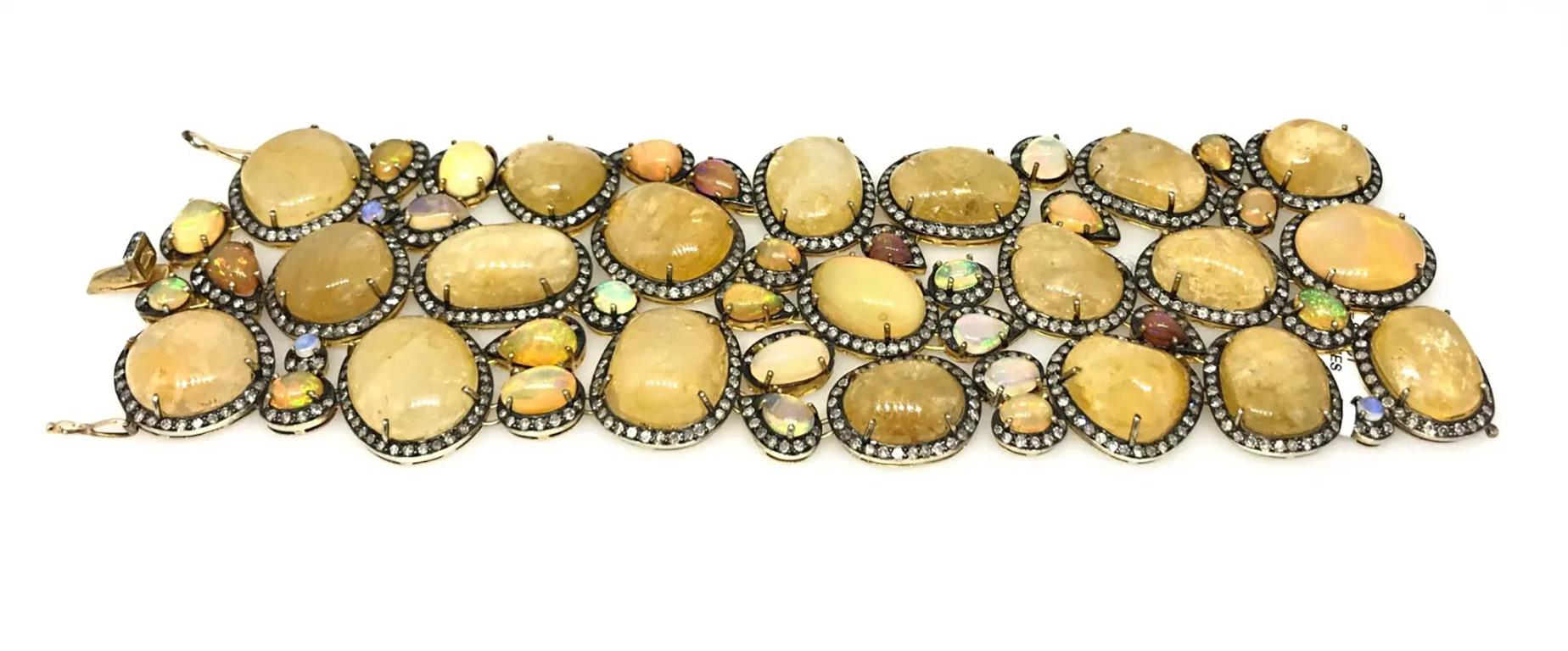 Breites Saphir-, Opal- und Diamantarmband aus 18 Karat Gold mit schwarzem Rhodium (Rundschliff) im Angebot