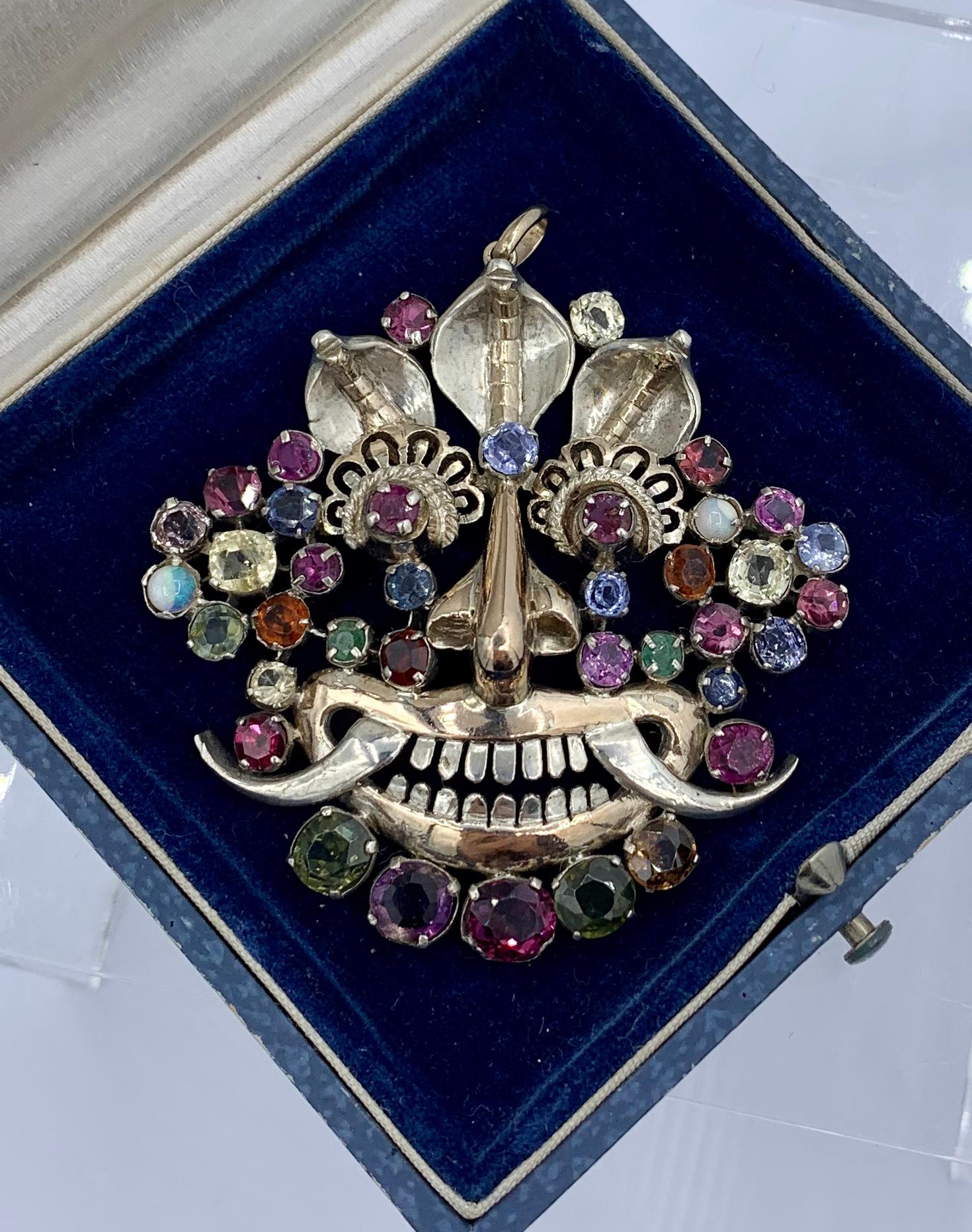 Taille ronde Pendentif masque en saphir et opale, saphirs naturels bleus, violets, verts, jaunes et orange en vente