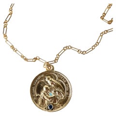 J Dauphin, collier à chaîne médaille en or religieux avec saphirs et opale
