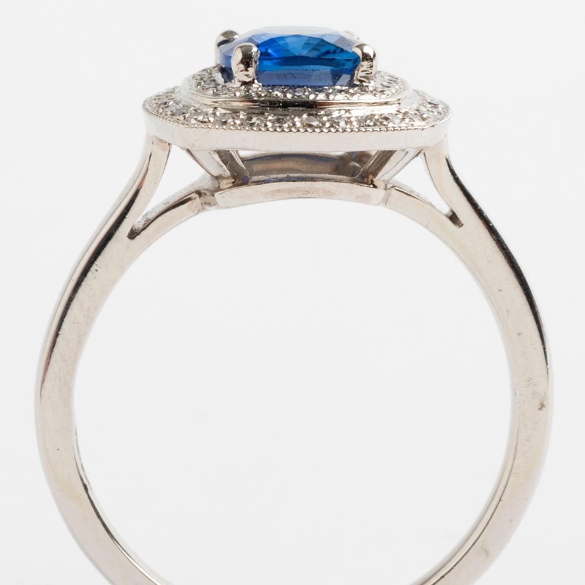 Saphir- und Pavé-Diamant-Doppelhalo-Ring, gestempelt London 2013 (Gemischter Schliff) im Angebot