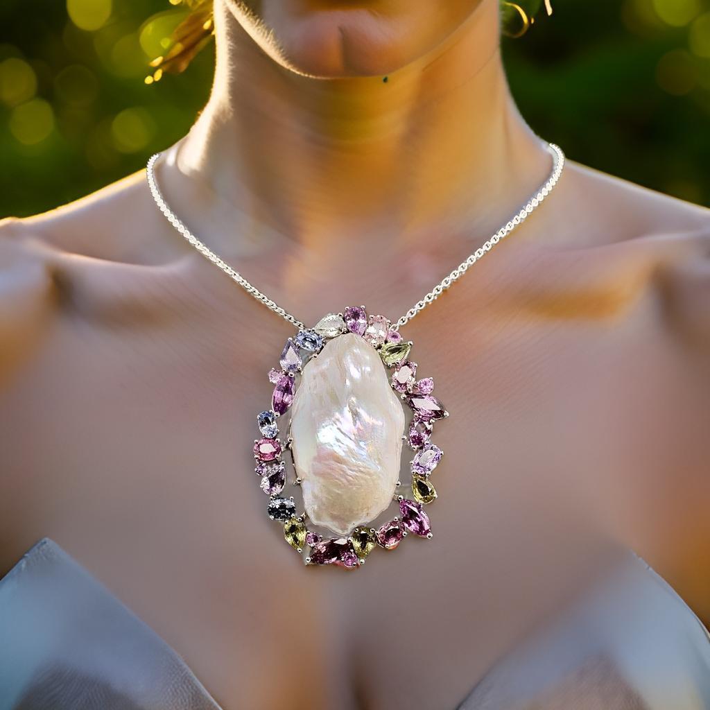 Collana su misura con zaffiri e perle barocche in oro bianco 14 Kt con 5 carati di zaffiri che circondano la grande perla barocca.
Certificato $7,950 016622

Questo raffinato gioiello è stato disegnato da Enrico Kassini!

Niente dice 