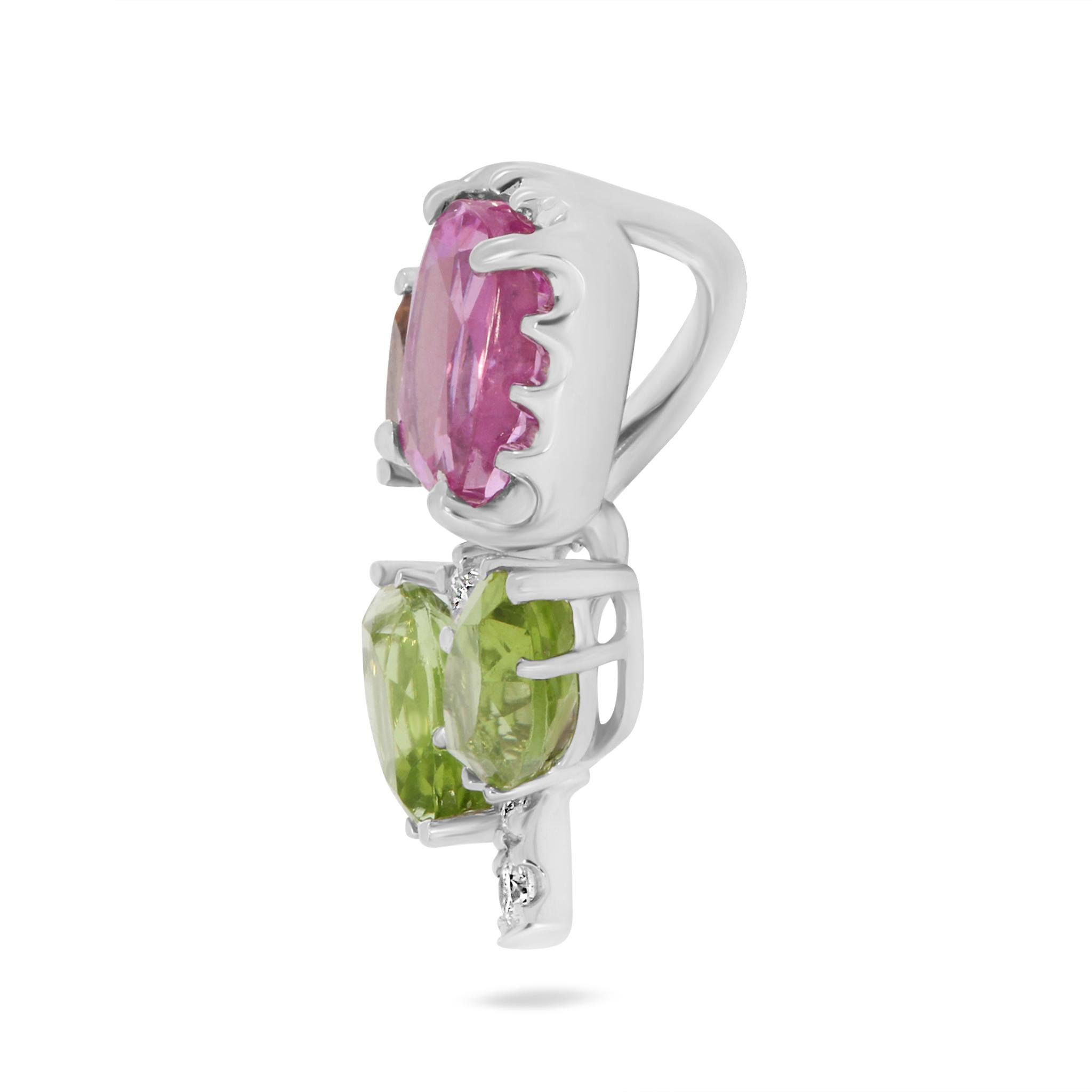 Abbellisciti con la bellezza mozzafiato del Ciondolo Fiore di Zaffiro, Peridoto, Granato e Diamante Champagne.

Questo ciondolo è un vero capolavoro che fonde il fascino delle gemme più affascinanti della natura in un'opera d'arte da indossare. I