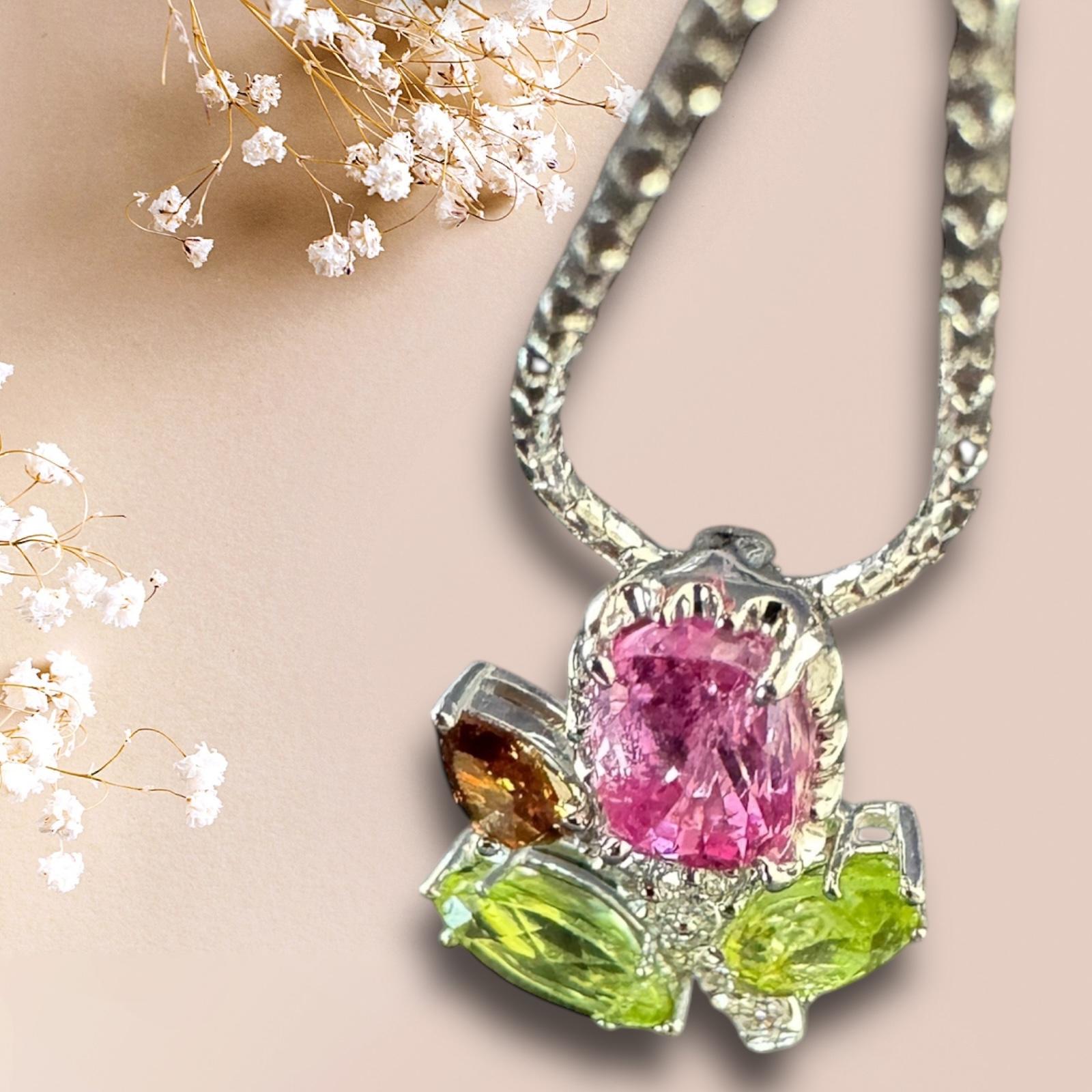 Ciondolo a forma di fiore con zaffiro, peridoto e granato In condizioni Nuovo in vendita a COTTESLOE, AU