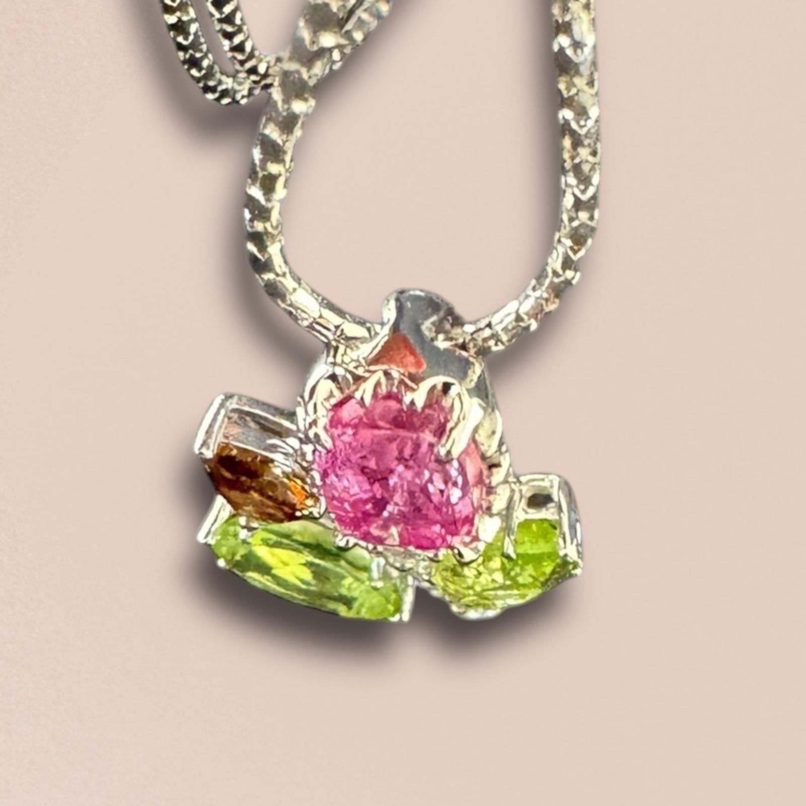 Donna Ciondolo a forma di fiore con zaffiro, peridoto e granato in vendita