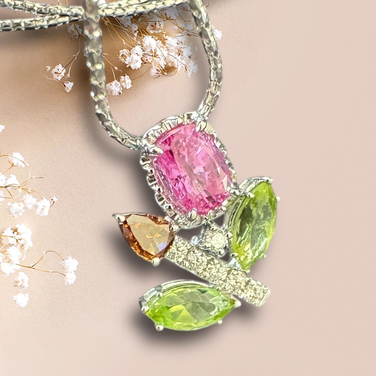 Ciondolo a forma di fiore con zaffiro, peridoto e granato in vendita 1