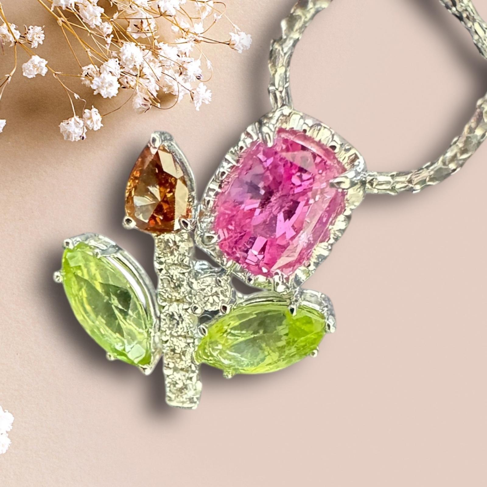 Ciondolo a forma di fiore con zaffiro, peridoto e granato in vendita 2