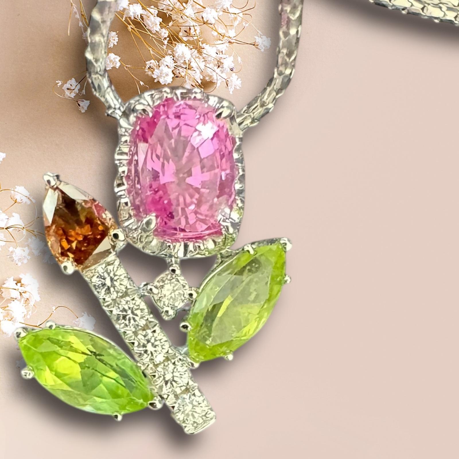 Ciondolo a forma di fiore con zaffiro, peridoto e granato in vendita 3