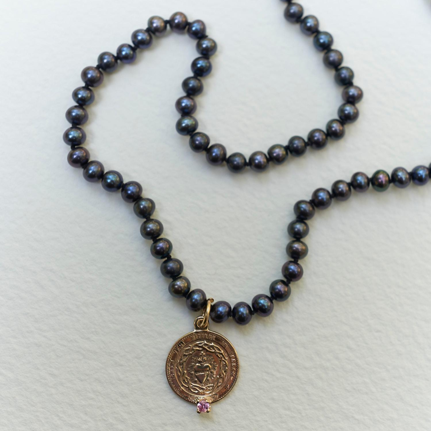 Victorien J Dauphin Collier médaillon cœur choker en bronze avec saphirs roses et perles noires en vente