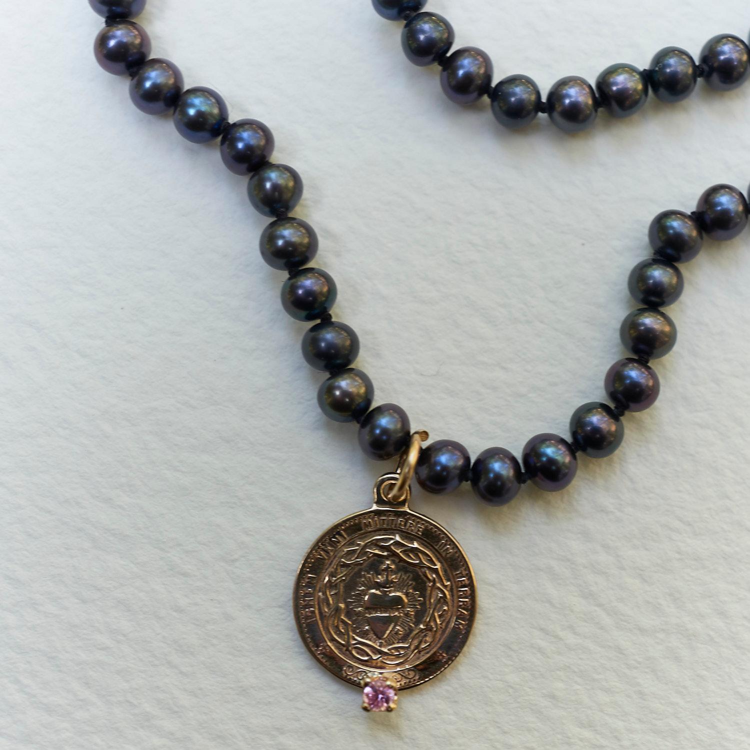 J Dauphin Collier médaillon cœur choker en bronze avec saphirs roses et perles noires en vente 1