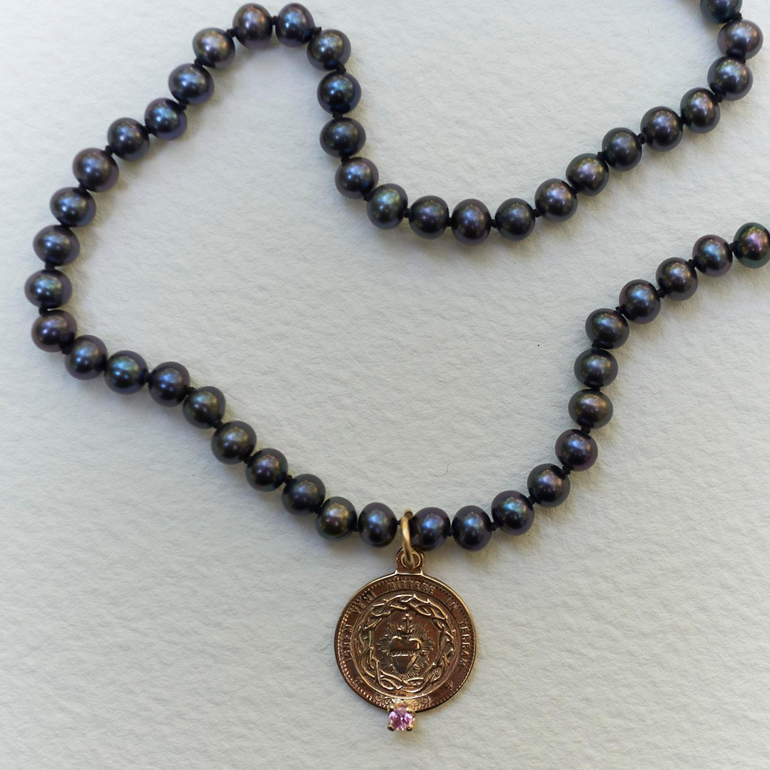 J Dauphin Collier médaillon cœur choker en bronze avec saphirs roses et perles noires en vente 3