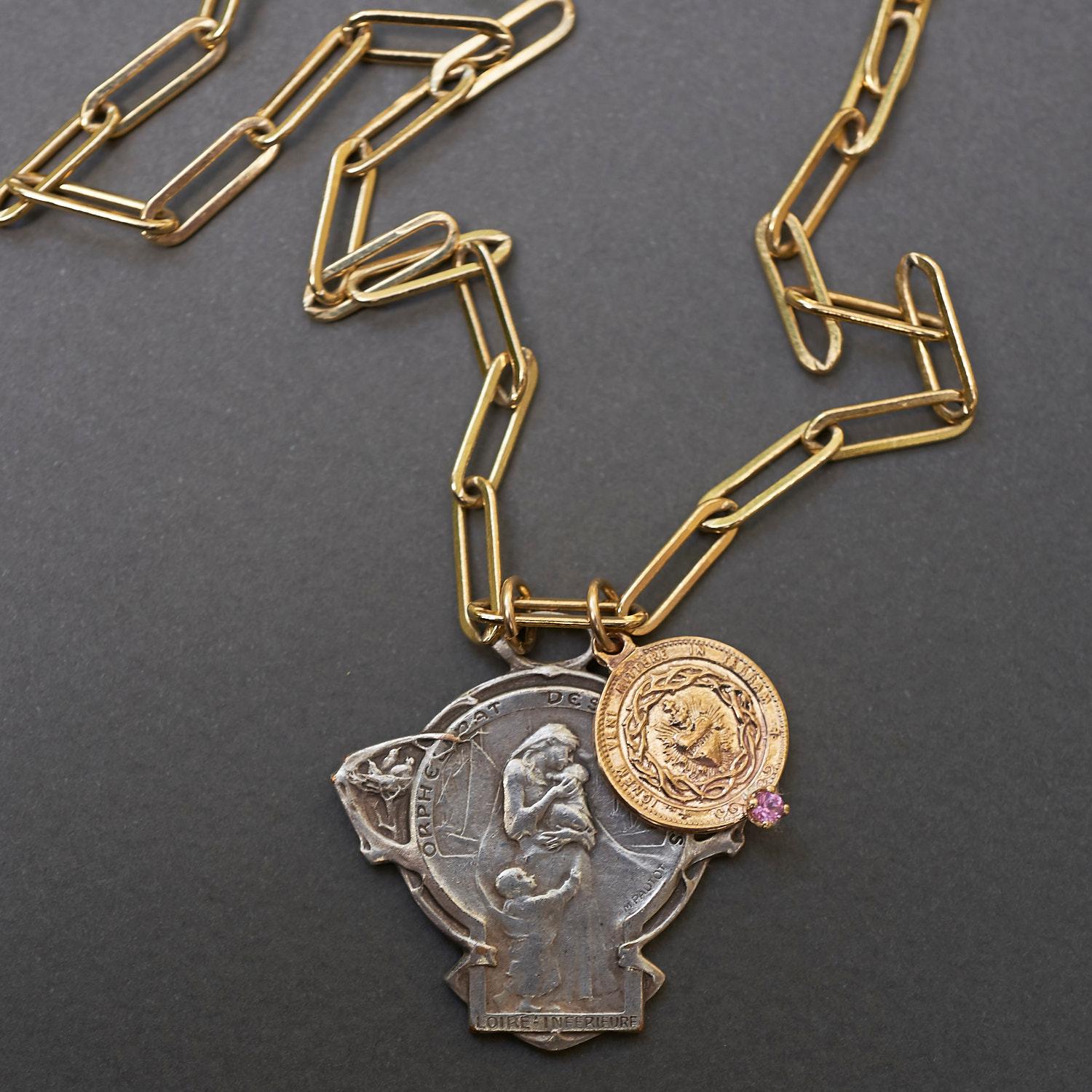 Taille brillant J Dauphin Collier chaîne épaisse en argent et bronze avec saphirs roses et médaille française en vente