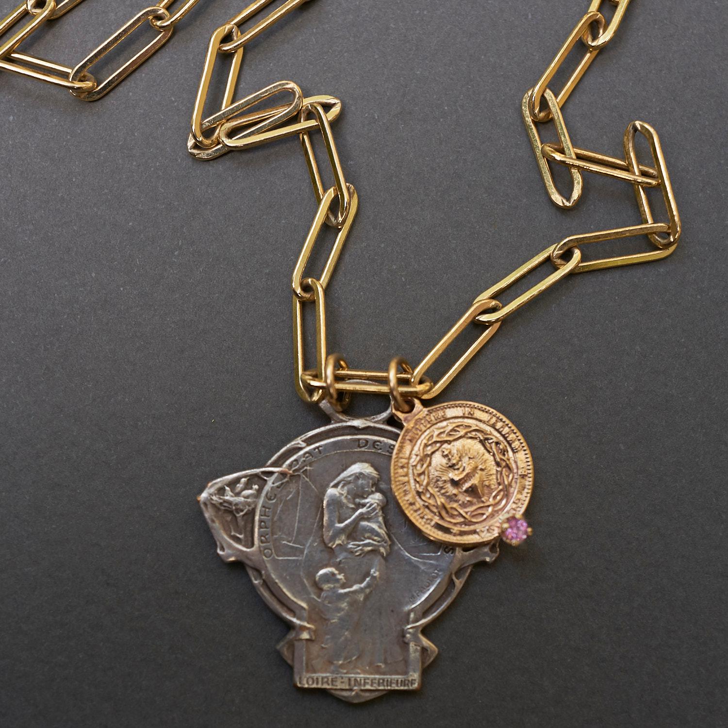 J Dauphin Collier chaîne épaisse en argent et bronze avec saphirs roses et médaille française Neuf - En vente à Los Angeles, CA