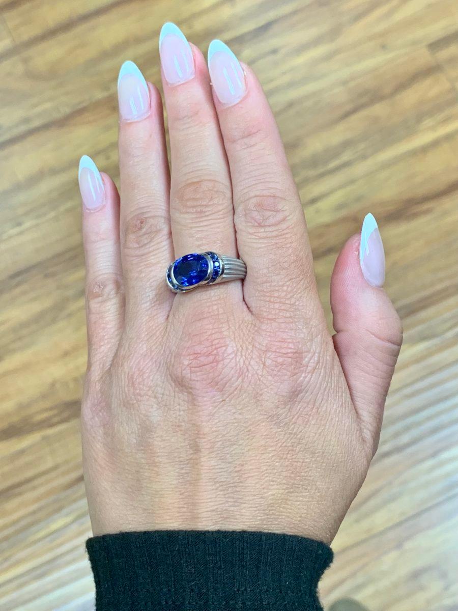Sapphire Platinum Ring, circa 1990s In Good Condition For Sale In Beverly Hills, CA