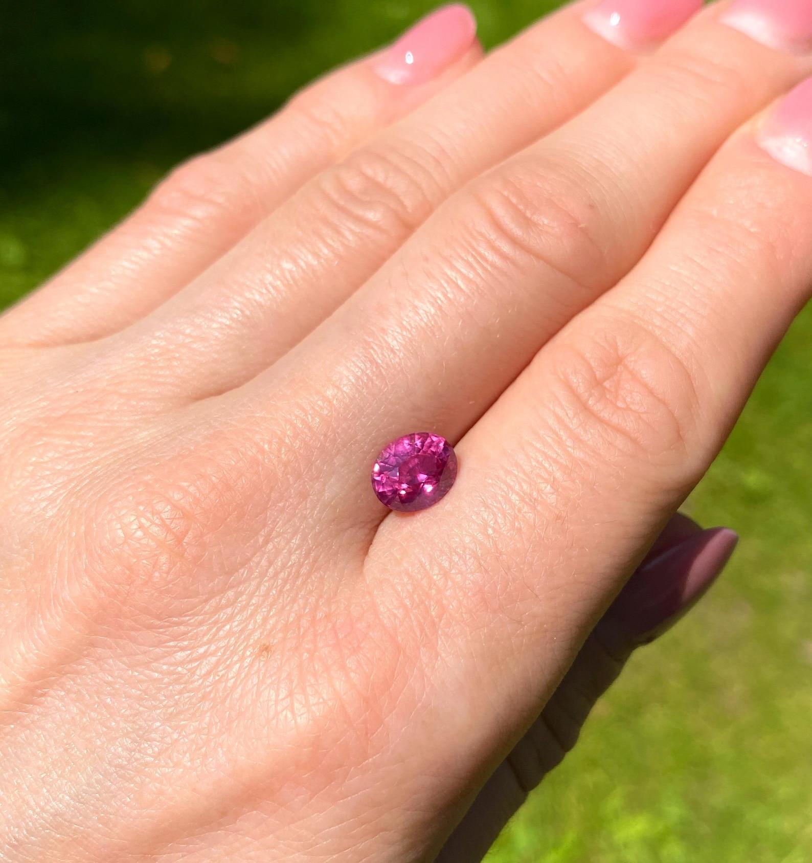 Women's or Men's Sapphire RARE COLOR 2.54Ct Pink Natural gemstone, Oval cut, Kenya, GIA certified For Sale